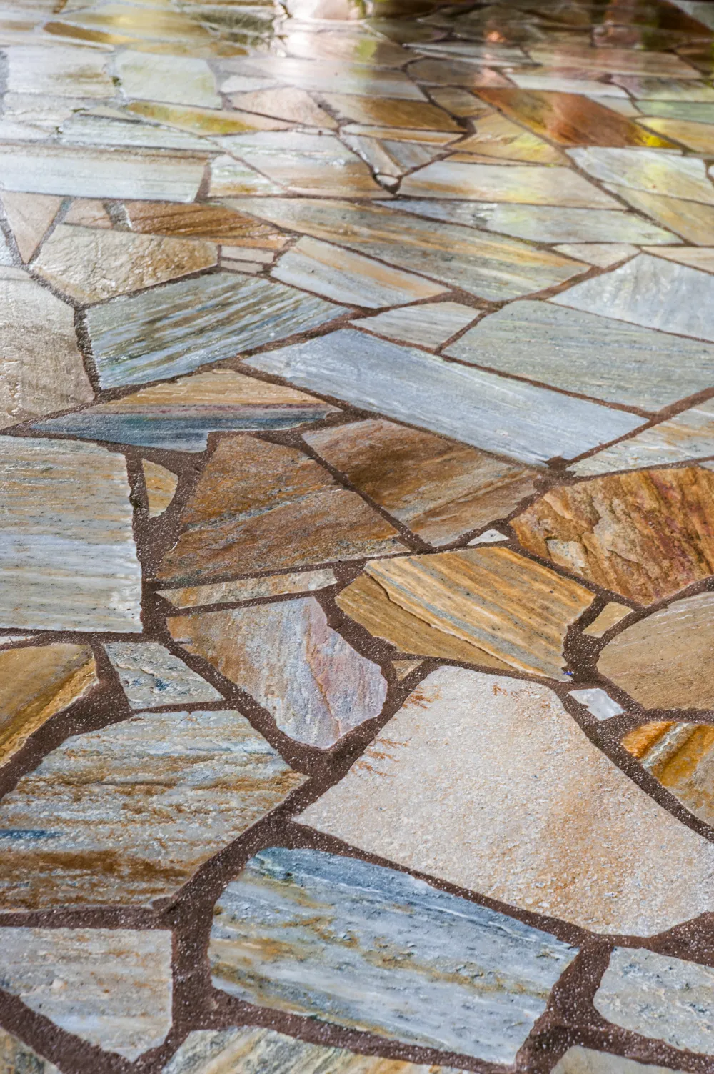 Close-up of a polygonal natural stone paving — natural materials and craftsmanship in landscaping, photographed by Janina Laszlo for Ammerseer Landschaftsbau