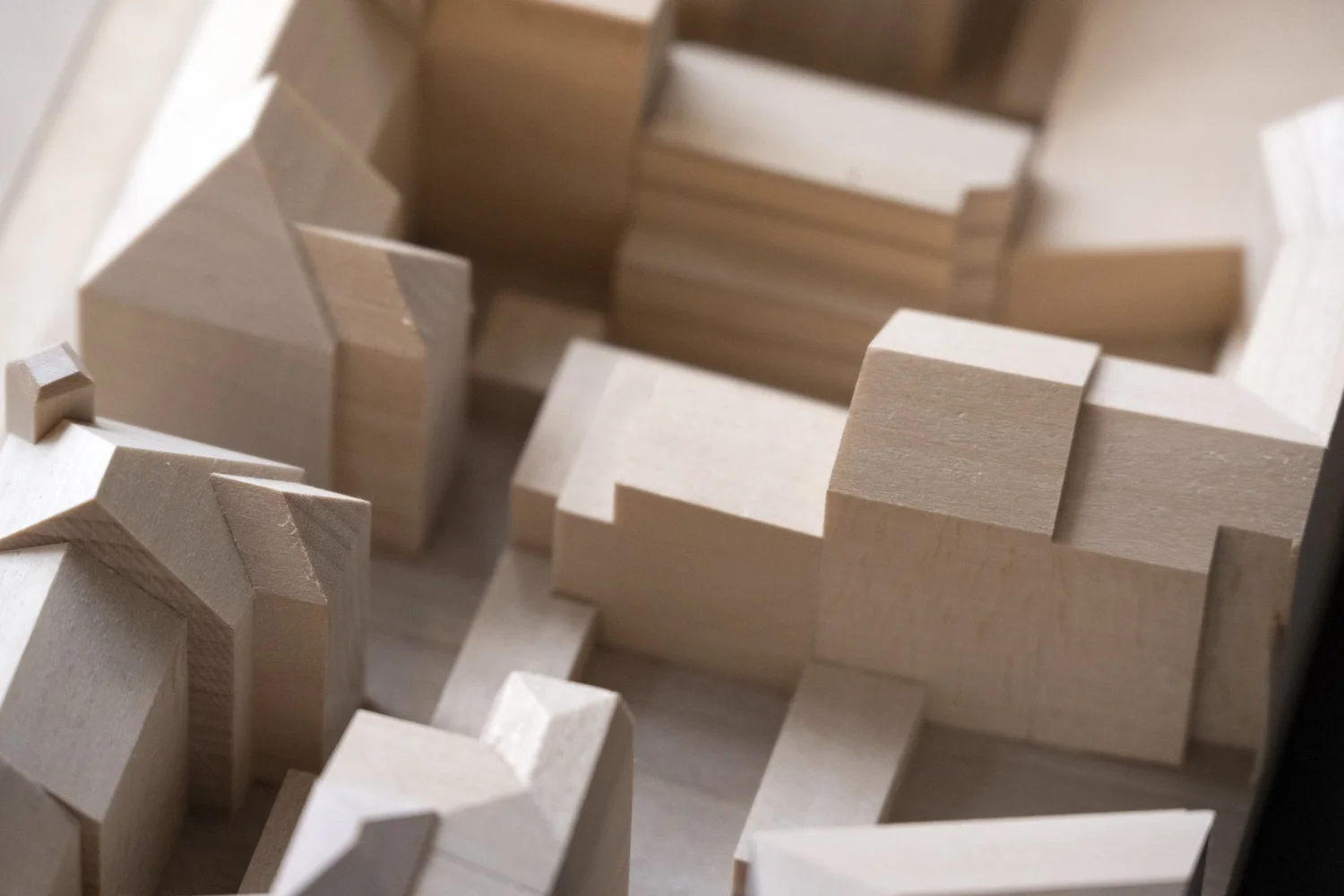 Wooden architectural model of stacked building volumes at architectural office Helmling — portrait by Janina Laszlo, portrait photographer in Munich