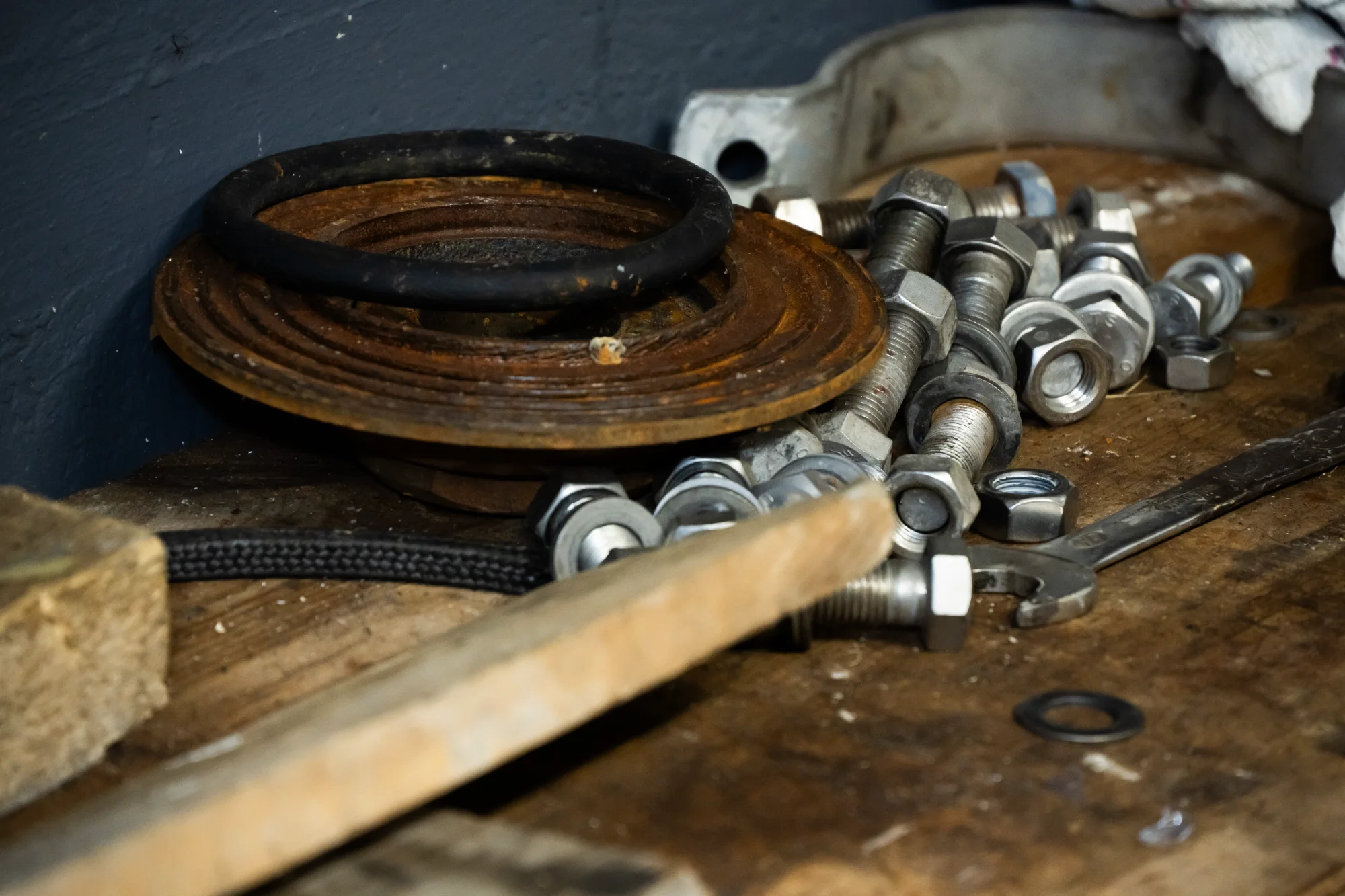 Gaskets, bolts and hammer on a workbench, close-up — AWA Ammersee, industrial, corporate and portrait photography by Janina Laszlo