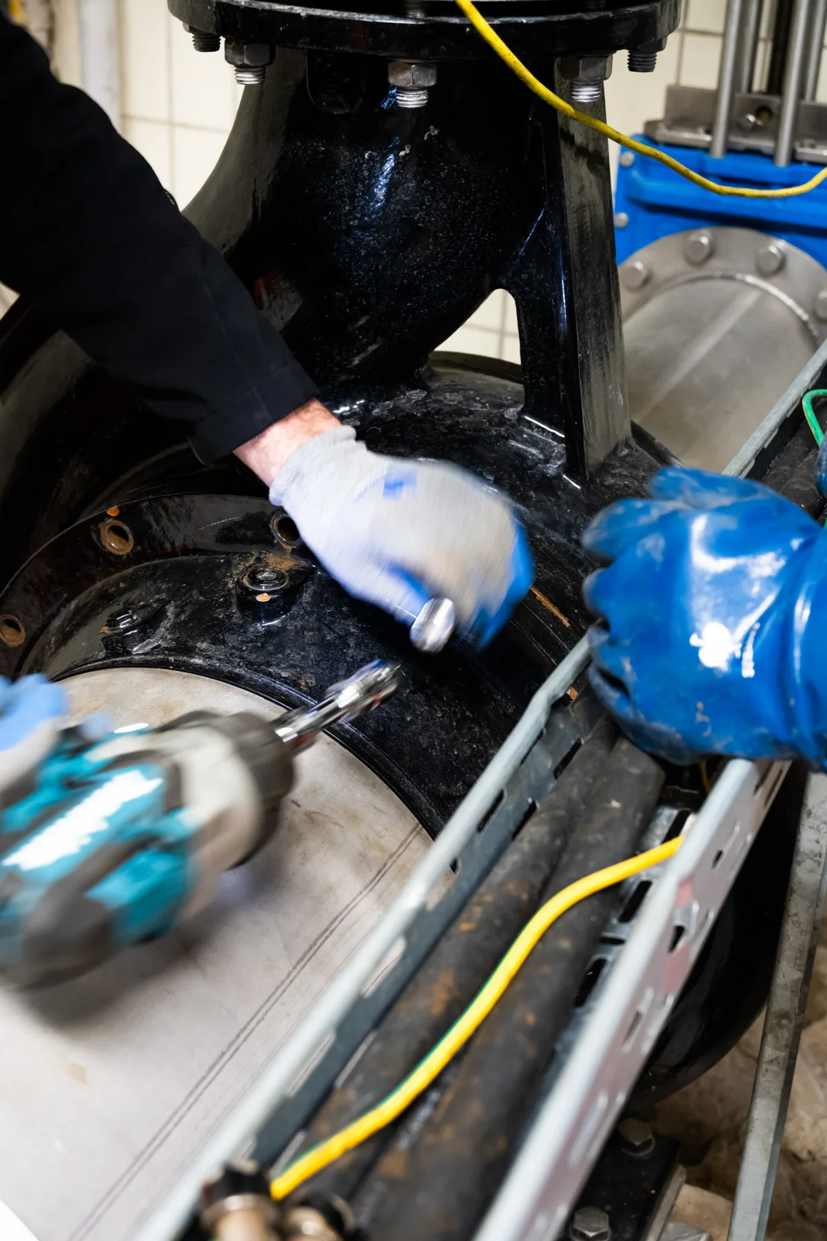 Gloved hands cleaning machine parts in the sewage treatment plant — AWA Ammersee, industrial, corporate and portrait photography by Janina Laszlo