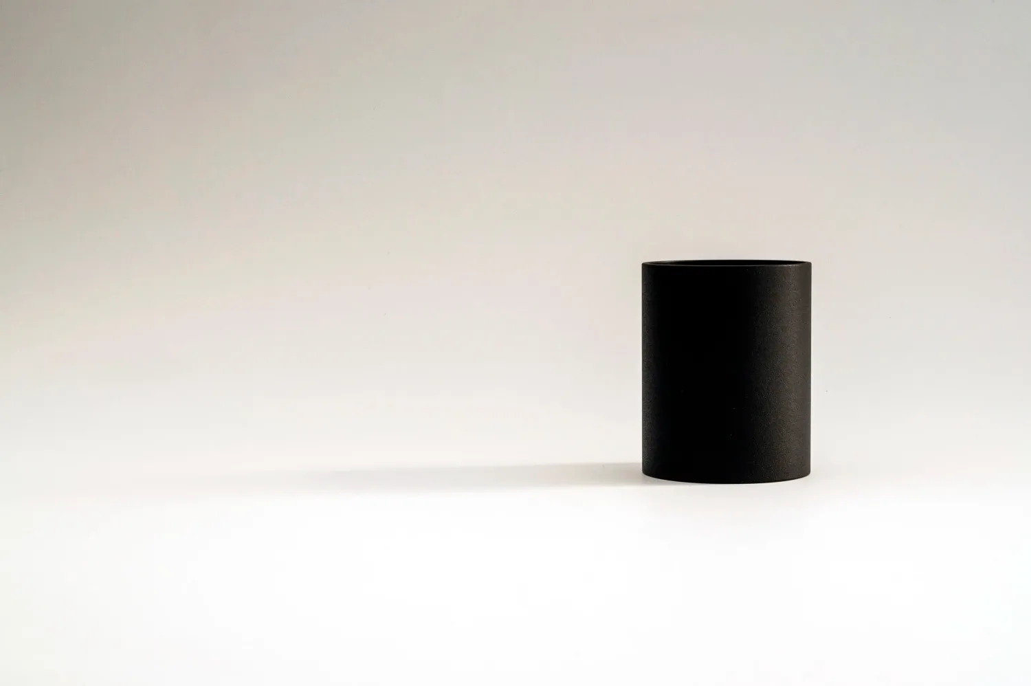 Black ceramic container on a white bulthaup surface — campaign photography by Janina Laszlo, Munich