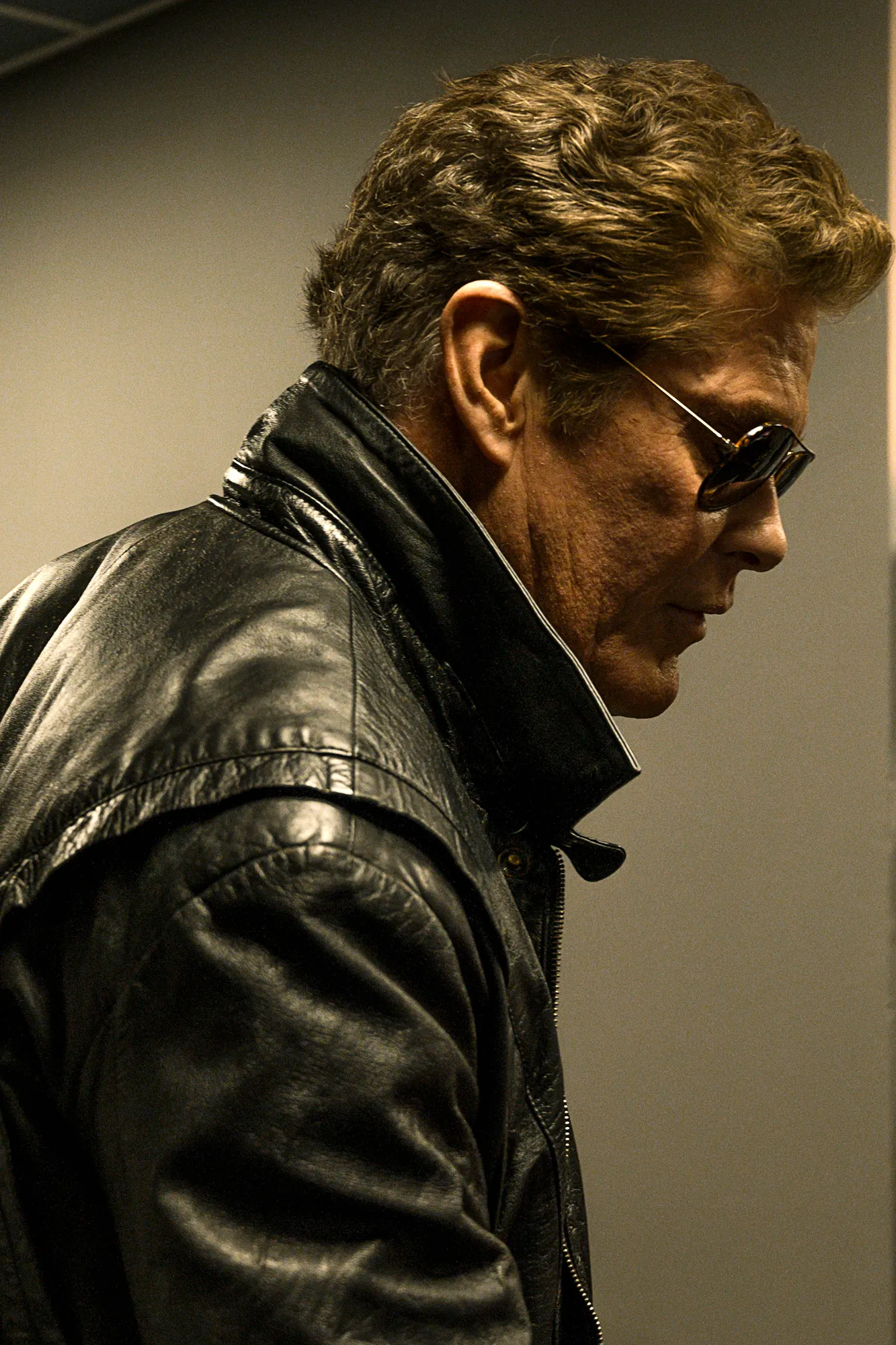 Profile of David Hasselhoff in sunglasses and a black leather jacket, backstage before a concert — behind-the-scenes photography by German photographer Janina Laszlo