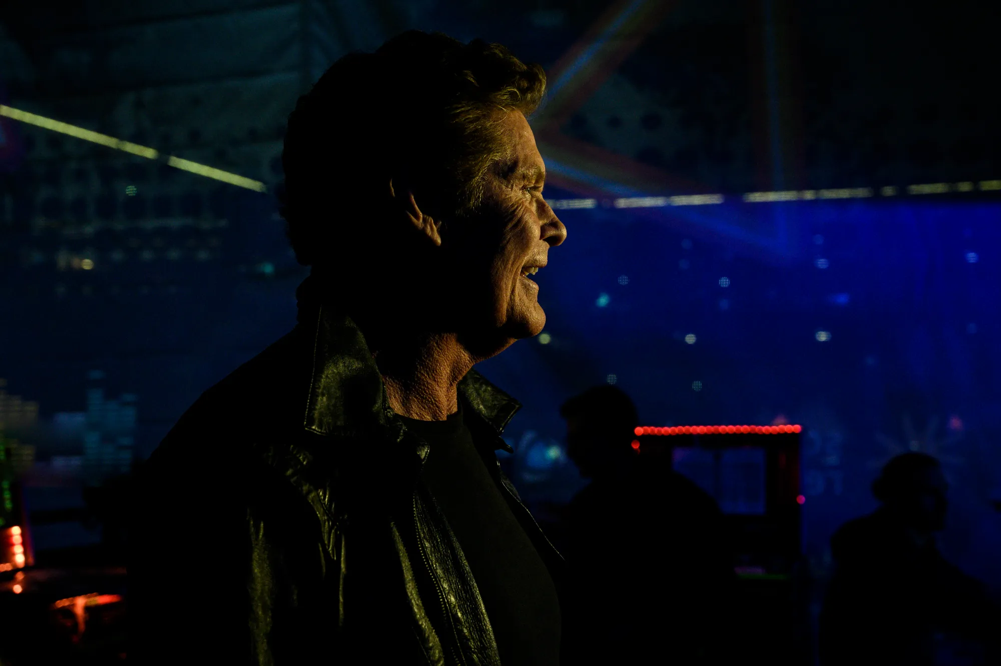 David Hasselhoff smiling in profile against blue stage light — behind-the-scenes photography of his concert appearance by German photographer Janina Laszlo