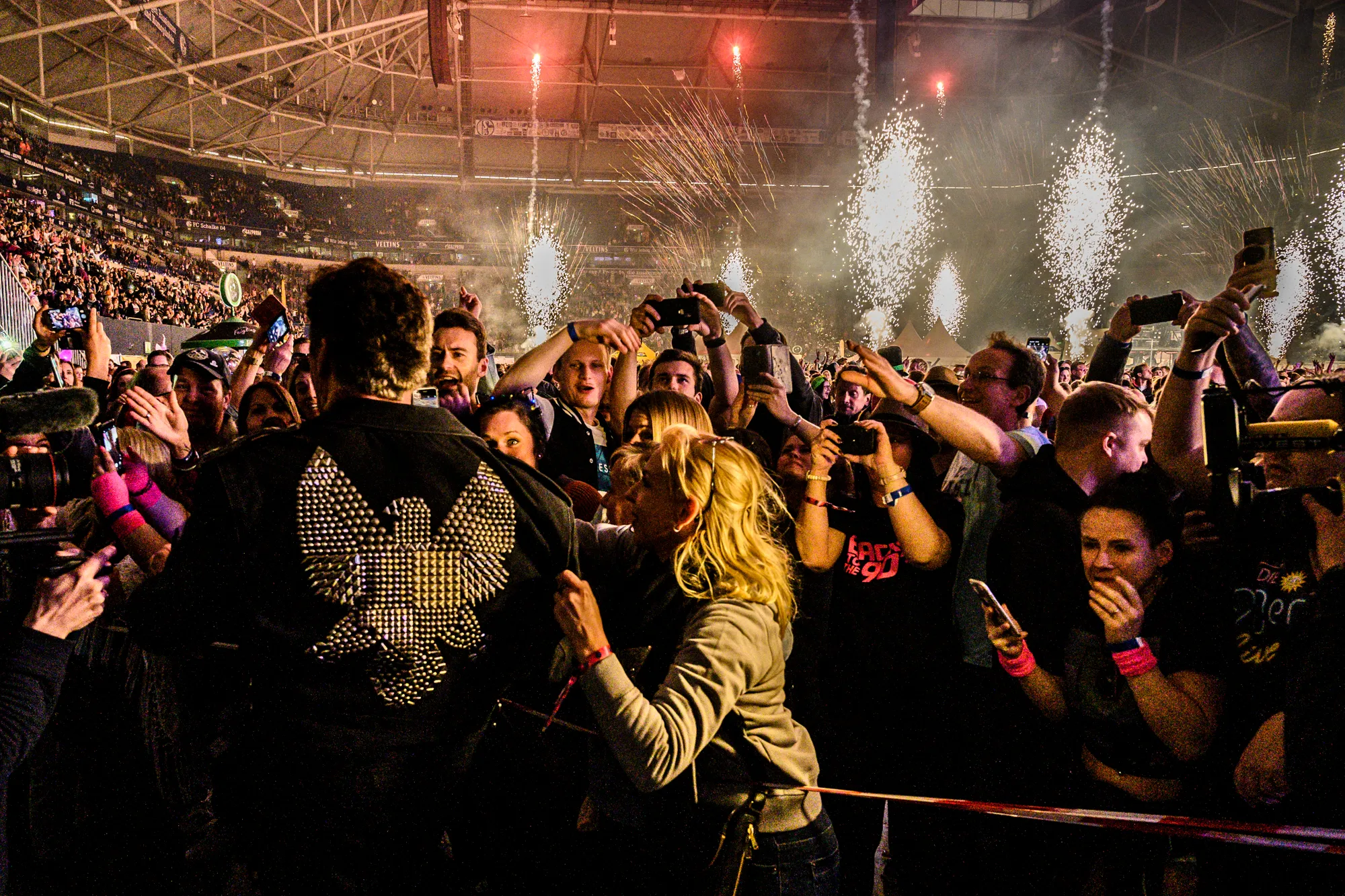 David Hasselhoff in a studded eagle jacket among cheering fans and stage fireworks — editorial photography of his concert appearance by German photographer Janina Laszlo