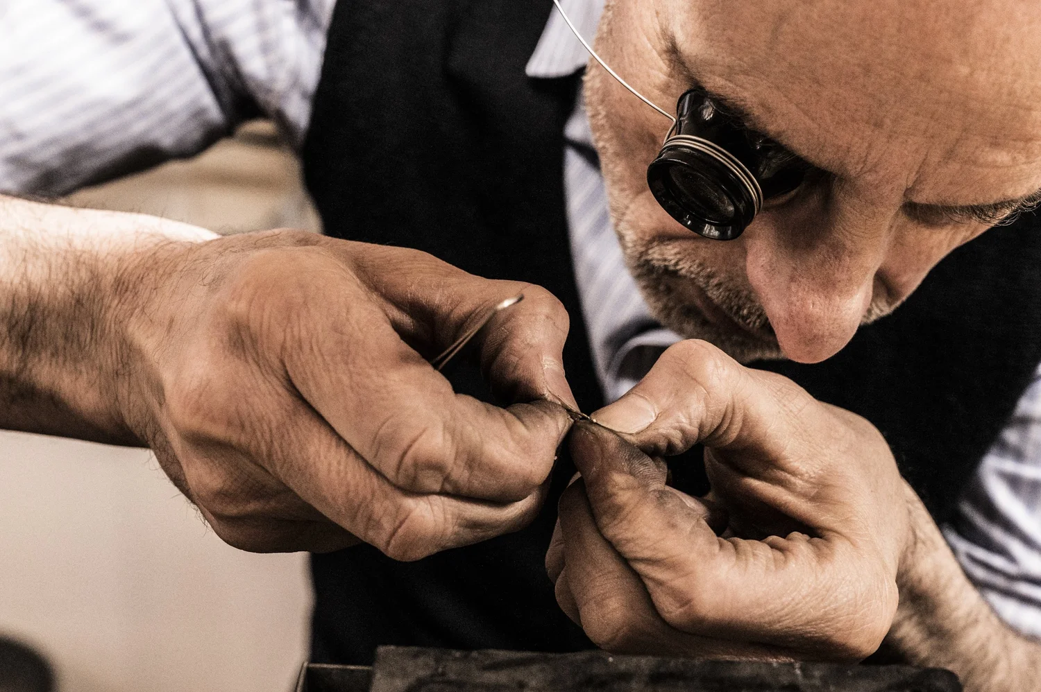 Close-up of Gerd Weickmann setting a stone into a ring with his loupe — reportage by Janina Laszlo, photographer in Munich