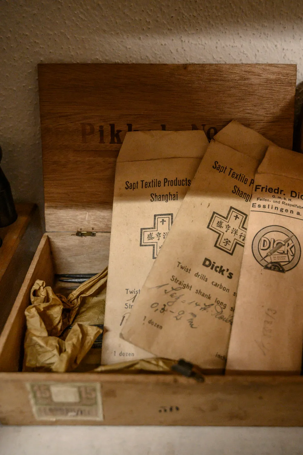 Paper bags of precious metal granules in a wooden box — goldsmith Gerd Weickmann — reportage by Janina Laszlo, photographer in Munich