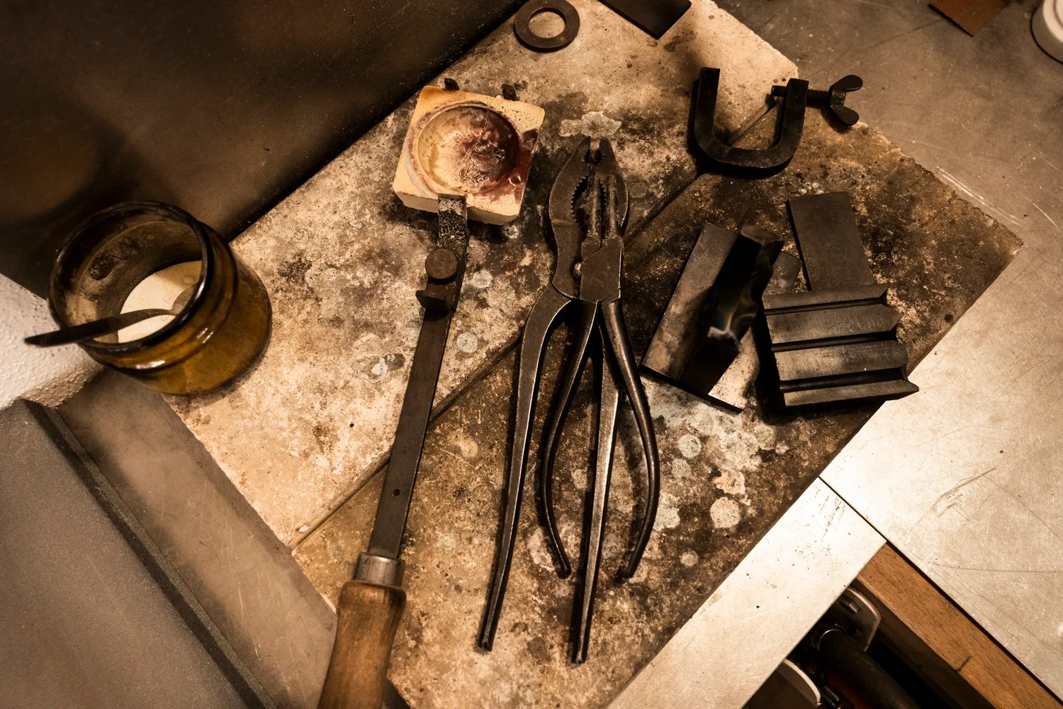 Workbench with pliers, files and a small scale seen from above — goldsmith Gerd Weickmann — reportage by Janina Laszlo, photographer in Munich