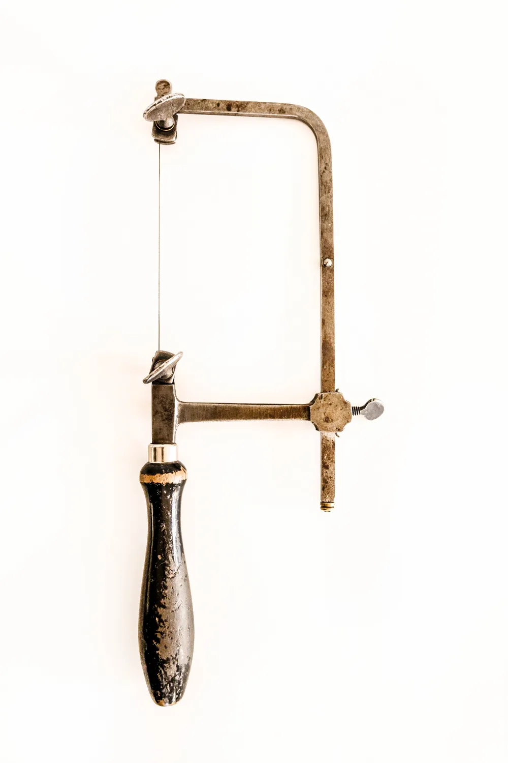 Jeweller's saw frame on a white background — goldsmith Gerd Weickmann — reportage by Janina Laszlo, photographer in Munich