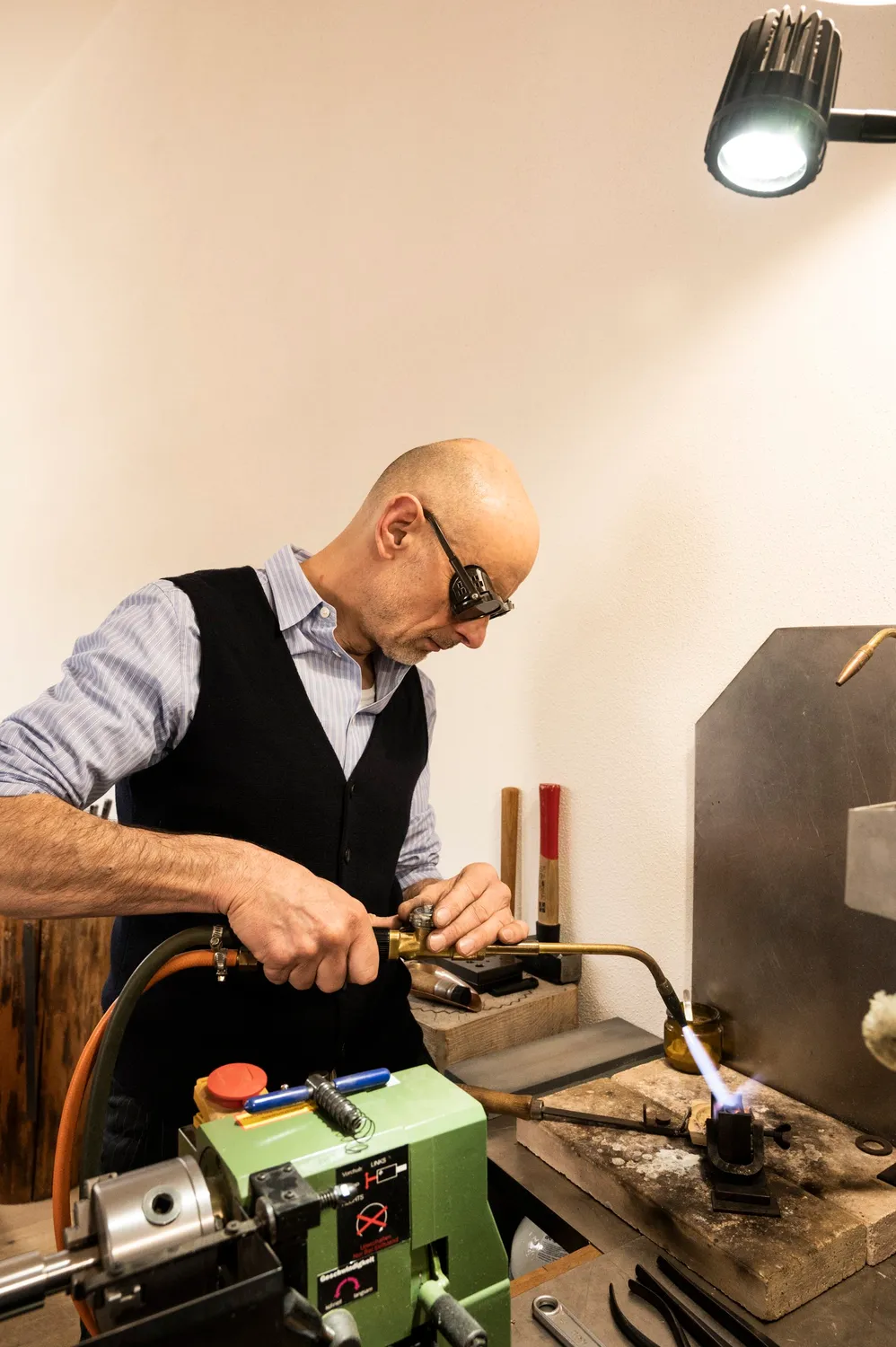 Gerd Weickmann working at a green polishing machine — goldsmith Gerd Weickmann — reportage by Janina Laszlo, photographer in Munich