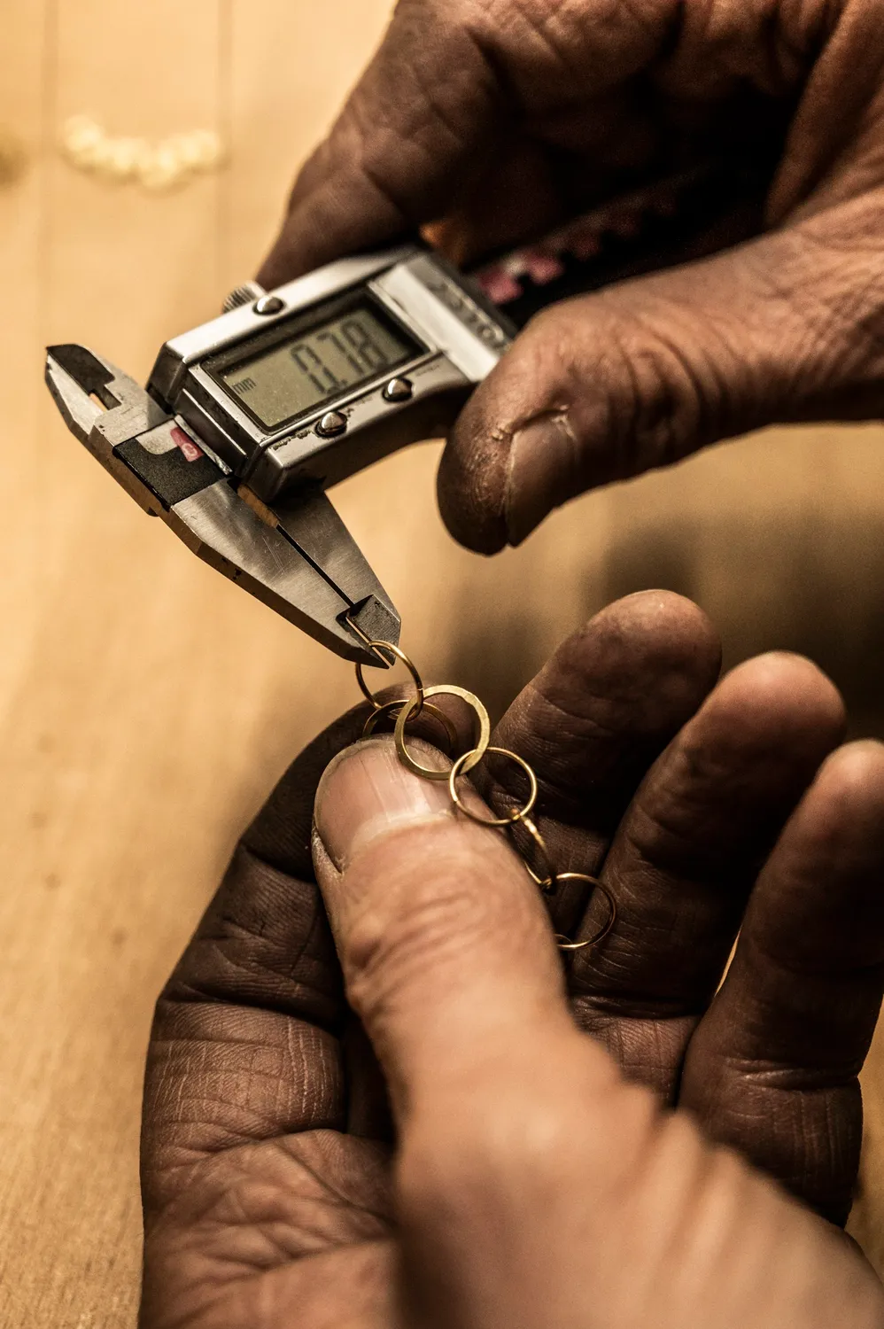 Digital caliper measuring a gold ring — goldsmith Gerd Weickmann — reportage by Janina Laszlo, photographer in Munich