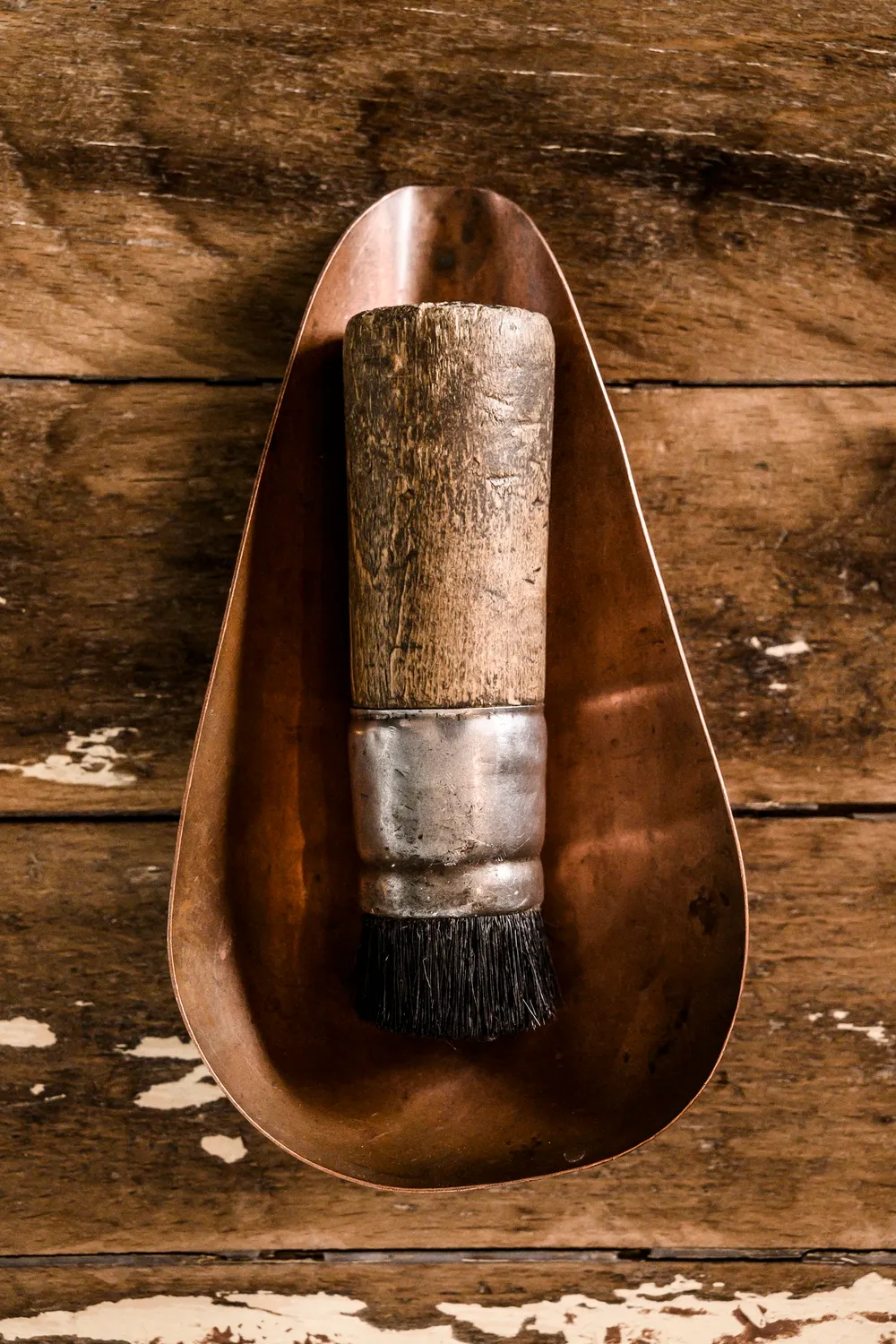 Worn copper scoop with metal filings on an old workbench — goldsmith Gerd Weickmann — reportage by Janina Laszlo, photographer in Munich