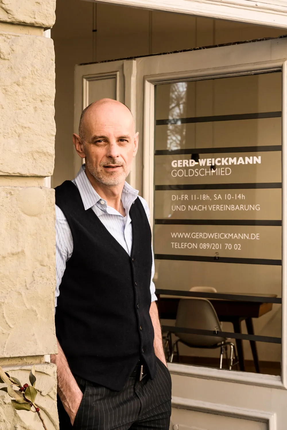 Gerd Weickmann standing at the entrance of his goldsmith shop — goldsmith Gerd Weickmann — reportage by Janina Laszlo, photographer in Munich