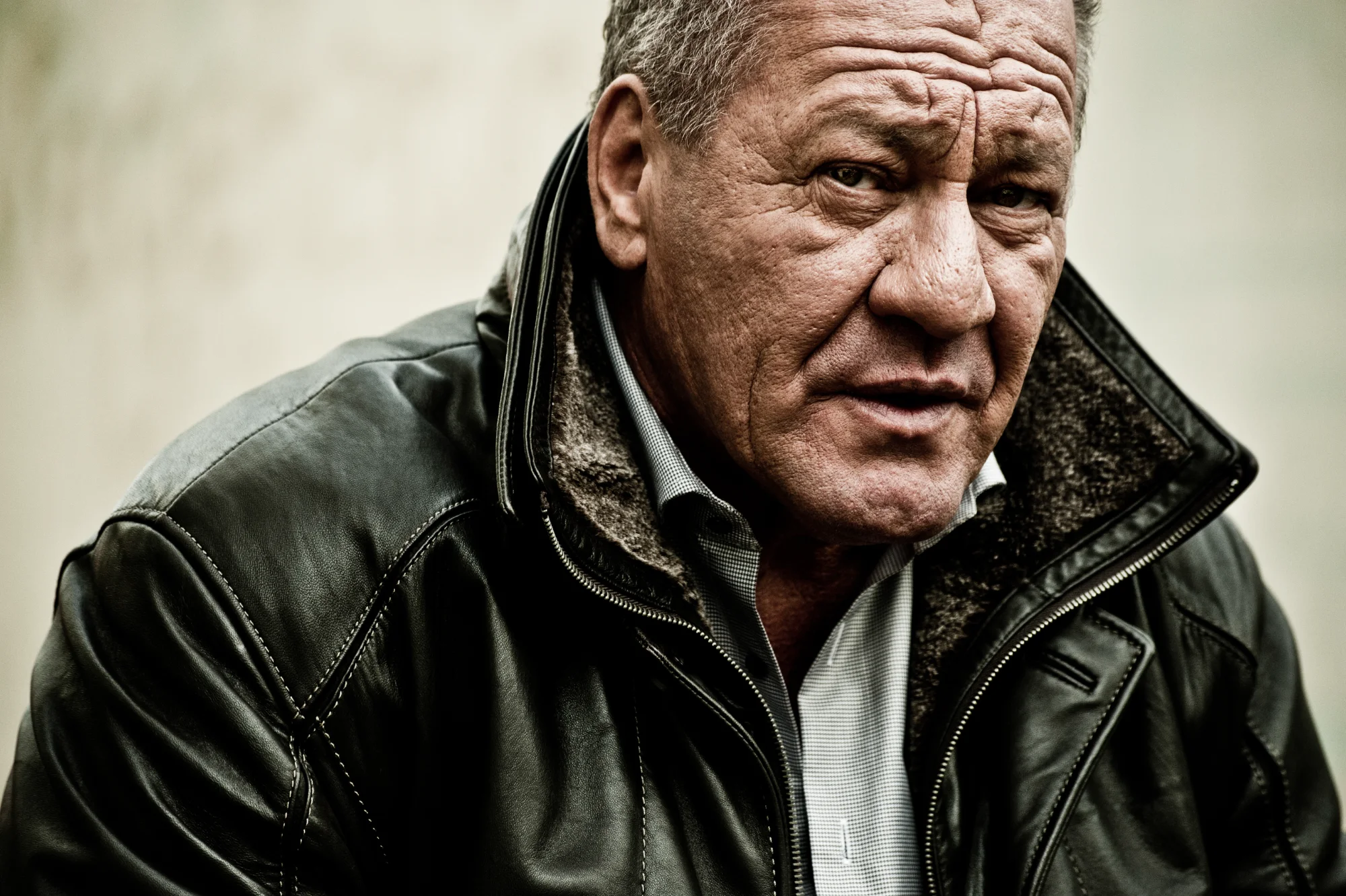 Close-up of Hugo Bachmaier in a leather jacket — Hugo Bachmaier, portrait photography by Janina Laszlo