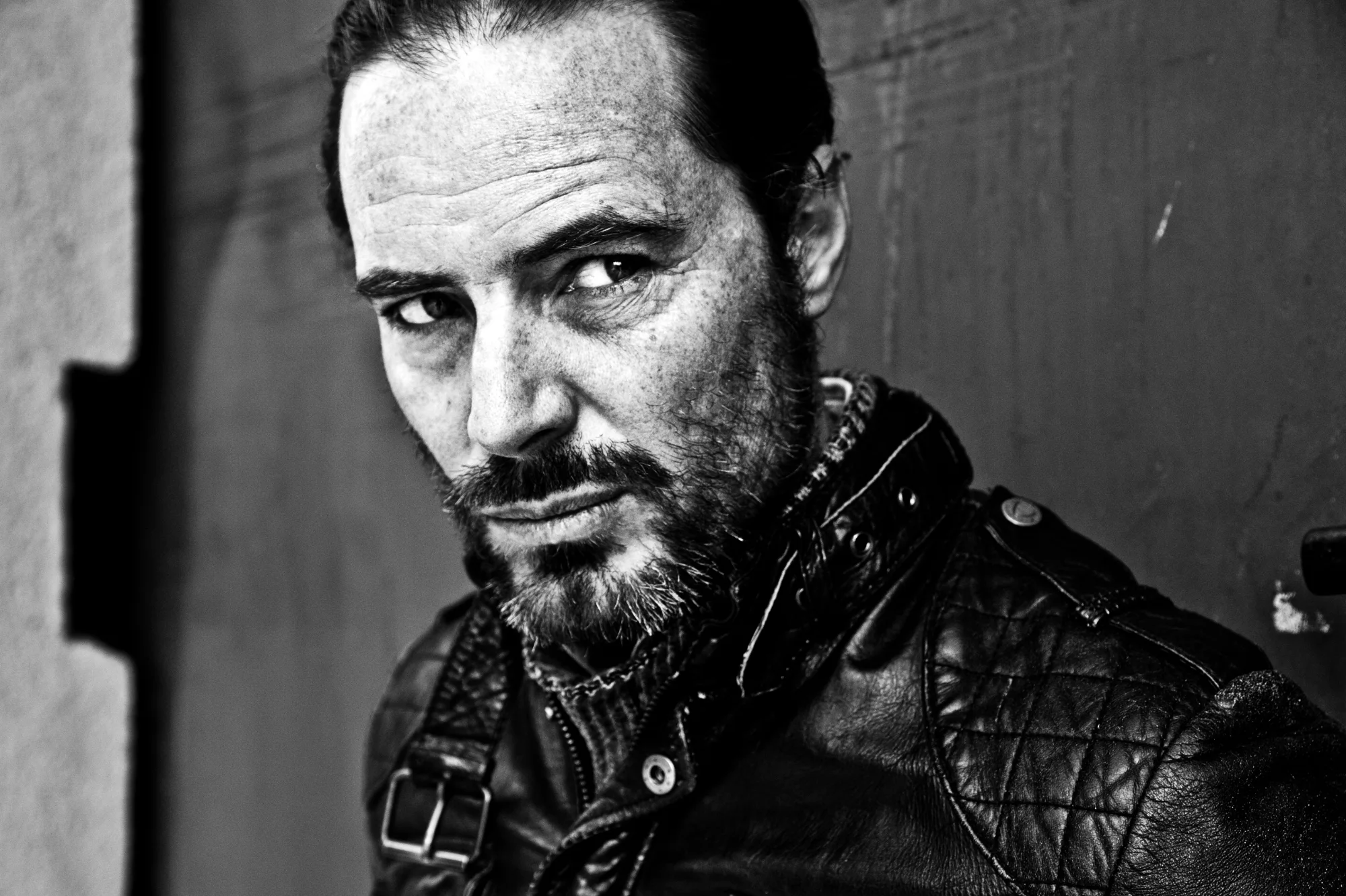Black-and-white close-up of John Friedmann in a leather jacket — John Friedmann, actor portrait photography by Janina Laszlo
