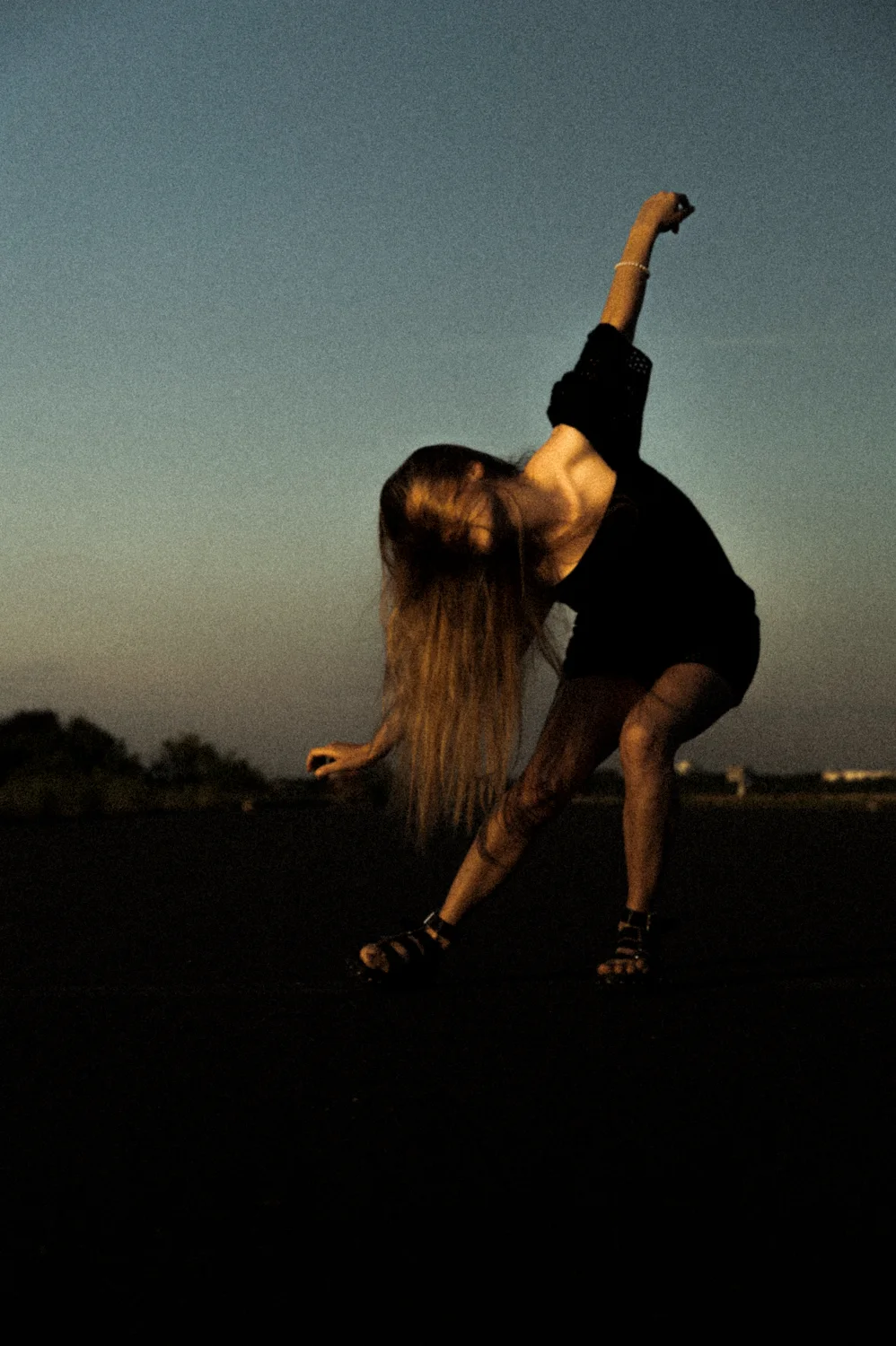 Silhouette of dancer Julia in a dance pose at dusk — Julia, dance portrait photography by Janina Laszlo