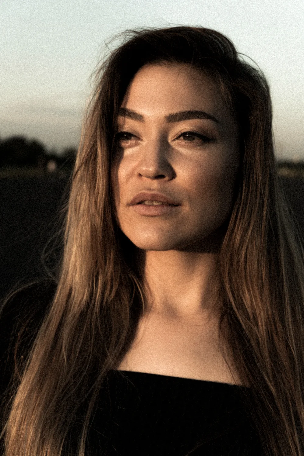 Close-up of Julia with long hair in warm light — Julia, dance portrait photography by Janina Laszlo