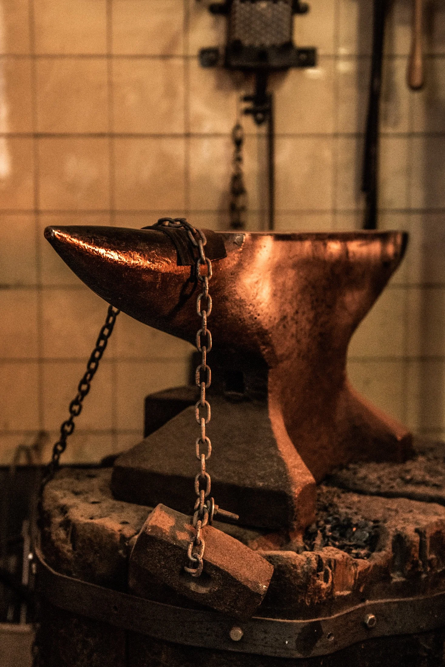Anvil and chains in warm light in the traditional smithy of Alfons Bolley — reportage by Janina Laszlo, photographer in Munich