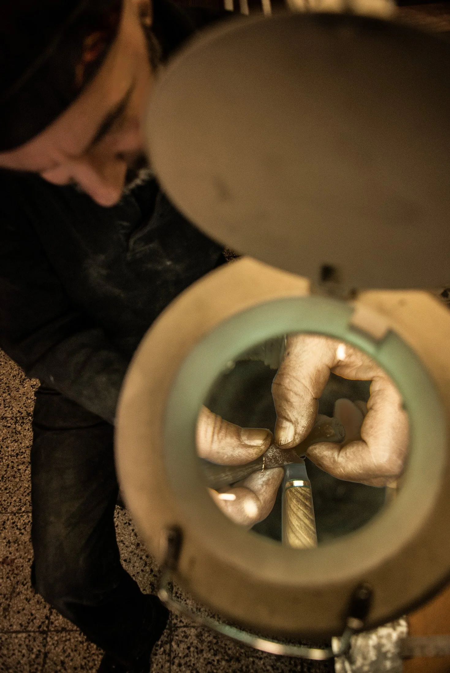 Alfons Bolley grinding a knife at a large grinding wheel — reportage by Janina Laszlo, photographer in Munich