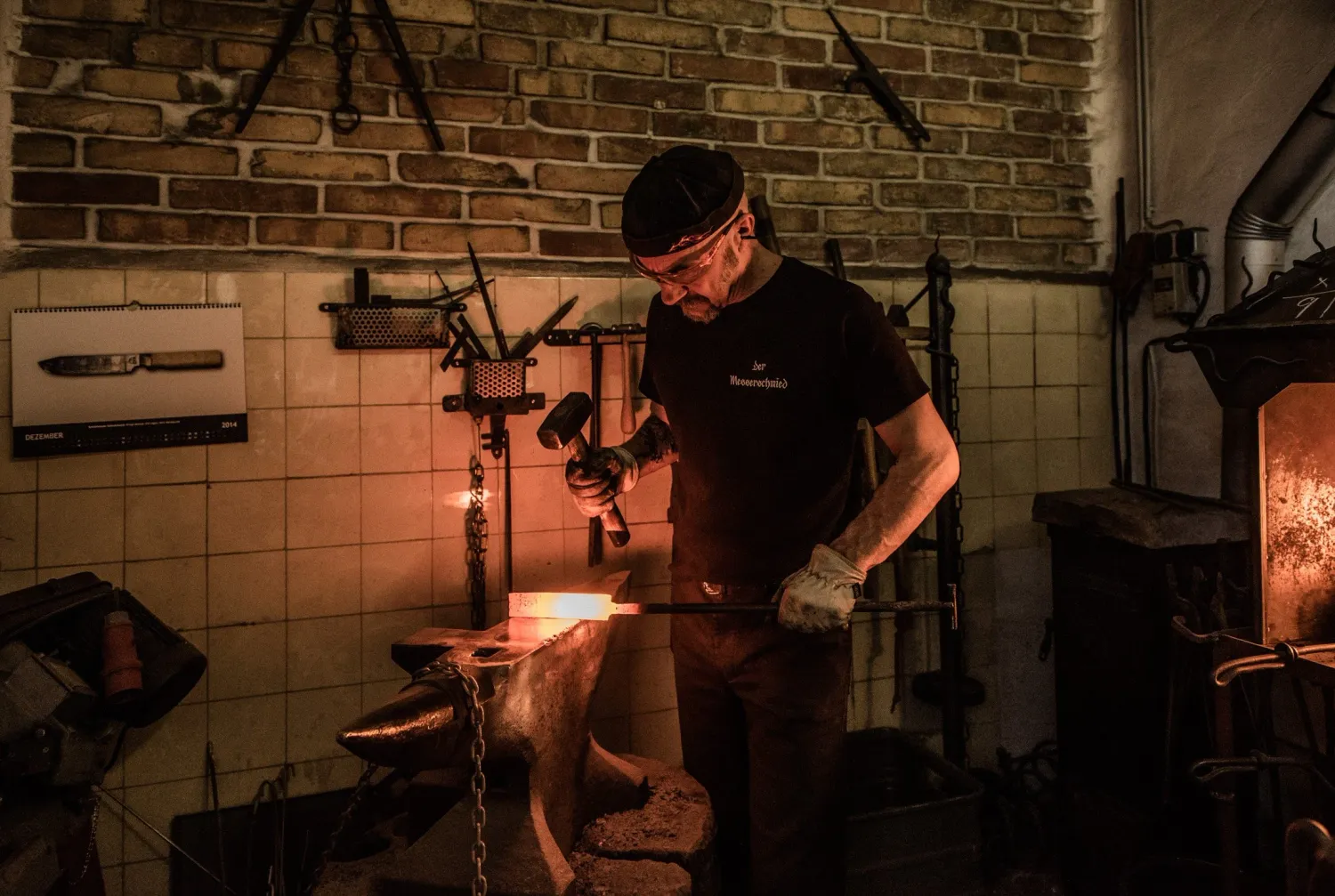 Alfons Bolley at work in his tiled smithy — knife smith Alfons Bolley — reportage by Janina Laszlo, photographer in Munich
