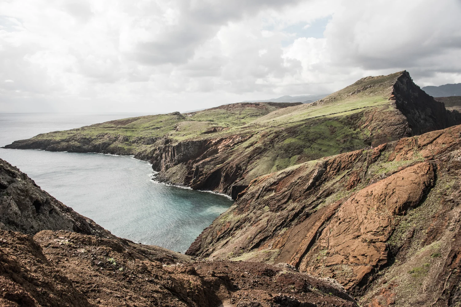 Turquoise bay below red volcanic slopes, Ponta de São Lourenço, Madeira — Madeira, travel and landscape photography by Janina Laszlo