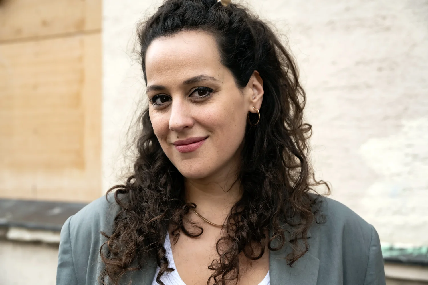 Marie Seidler with dark curls smiling — Marie Seidler, mezzo-soprano, opera portrait photography by Janina Laszlo