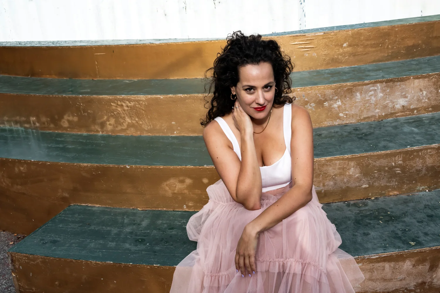Marie Seidler in a pink tulle skirt against a painted wall — Marie Seidler, mezzo-soprano, opera portrait photography by Janina Laszlo