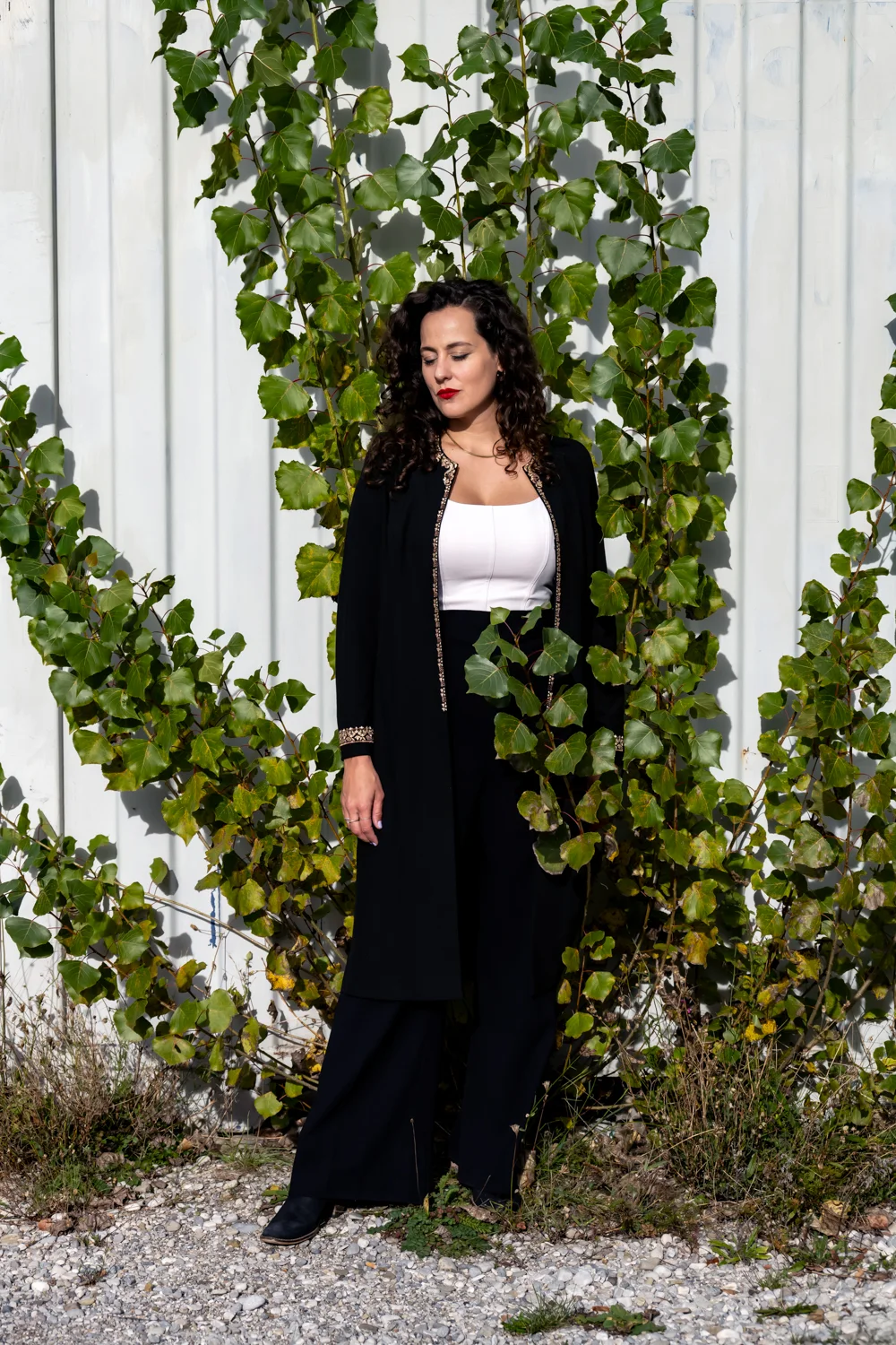 Marie Seidler in black in front of ivy — Marie Seidler, mezzo-soprano, opera portrait photography by Janina Laszlo