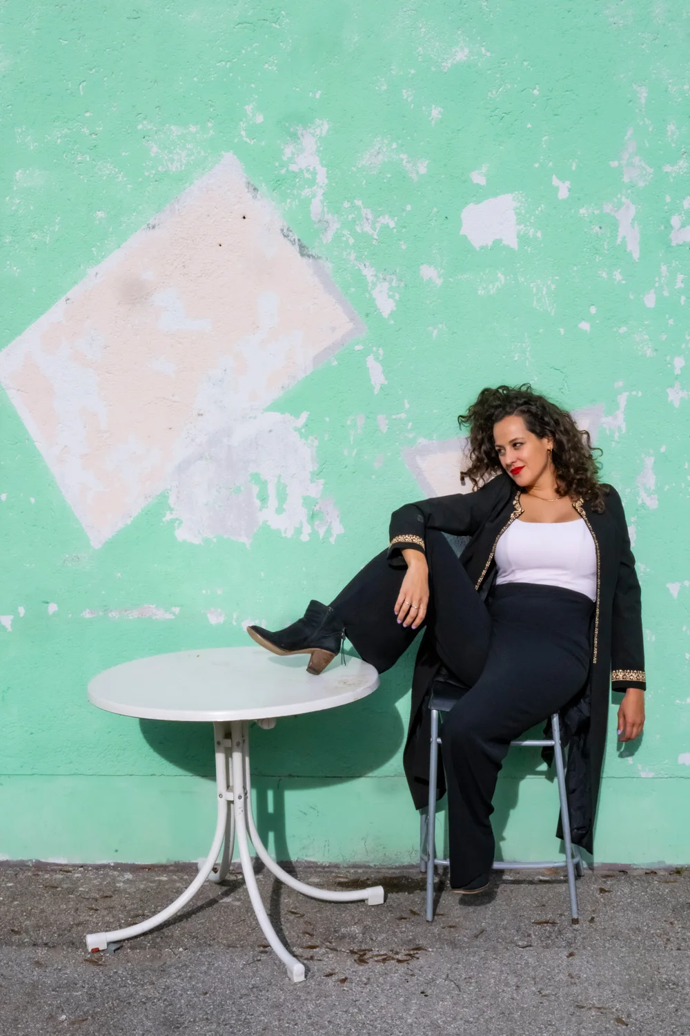 Marie Seidler seated by a mint-green wall — Marie Seidler, mezzo-soprano, opera portrait photography by Janina Laszlo