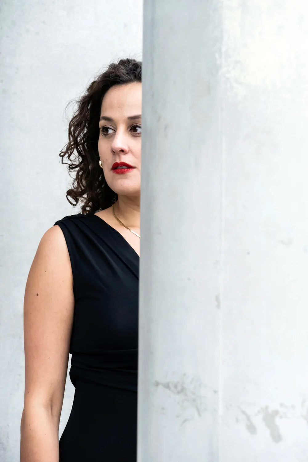 Marie Seidler with red lips beside a white column — Marie Seidler, mezzo-soprano, opera portrait photography by Janina Laszlo