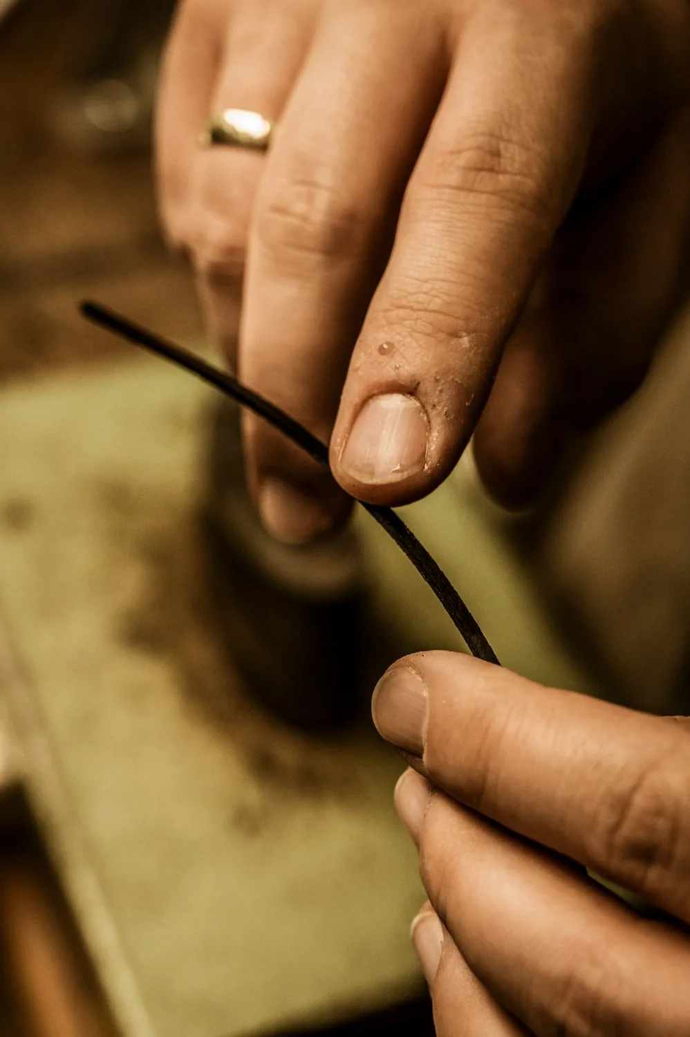 Fingers bending a thin purfling strip of wood — Martin Schleske, master violin maker, editorial portrait and documentary photography by Janina Laszlo, Landsberg am Lech