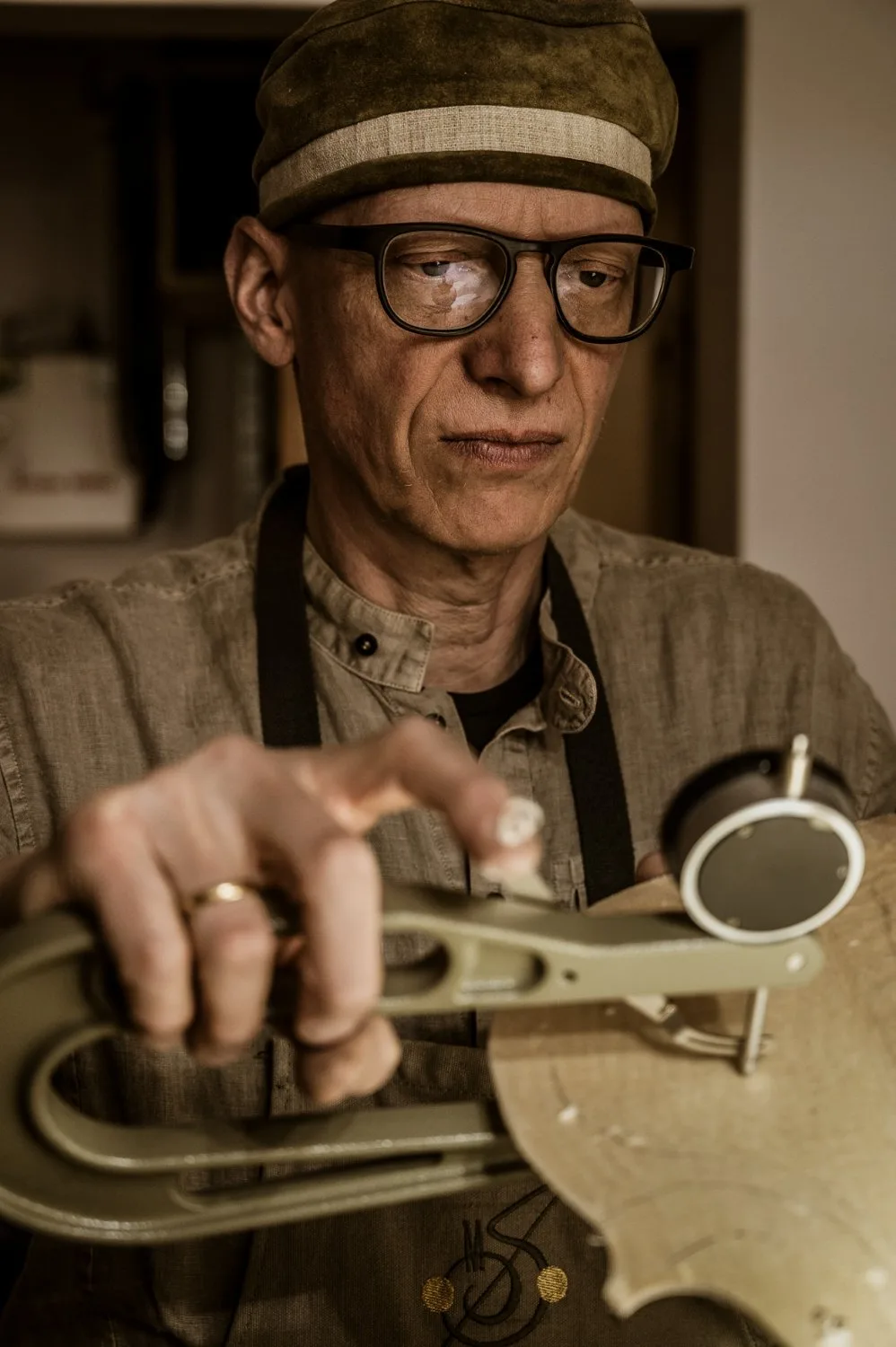 Measuring the thickness of a violin top with a caliper — Martin Schleske, master violin maker, editorial portrait and documentary photography by Janina Laszlo, Landsberg am Lech