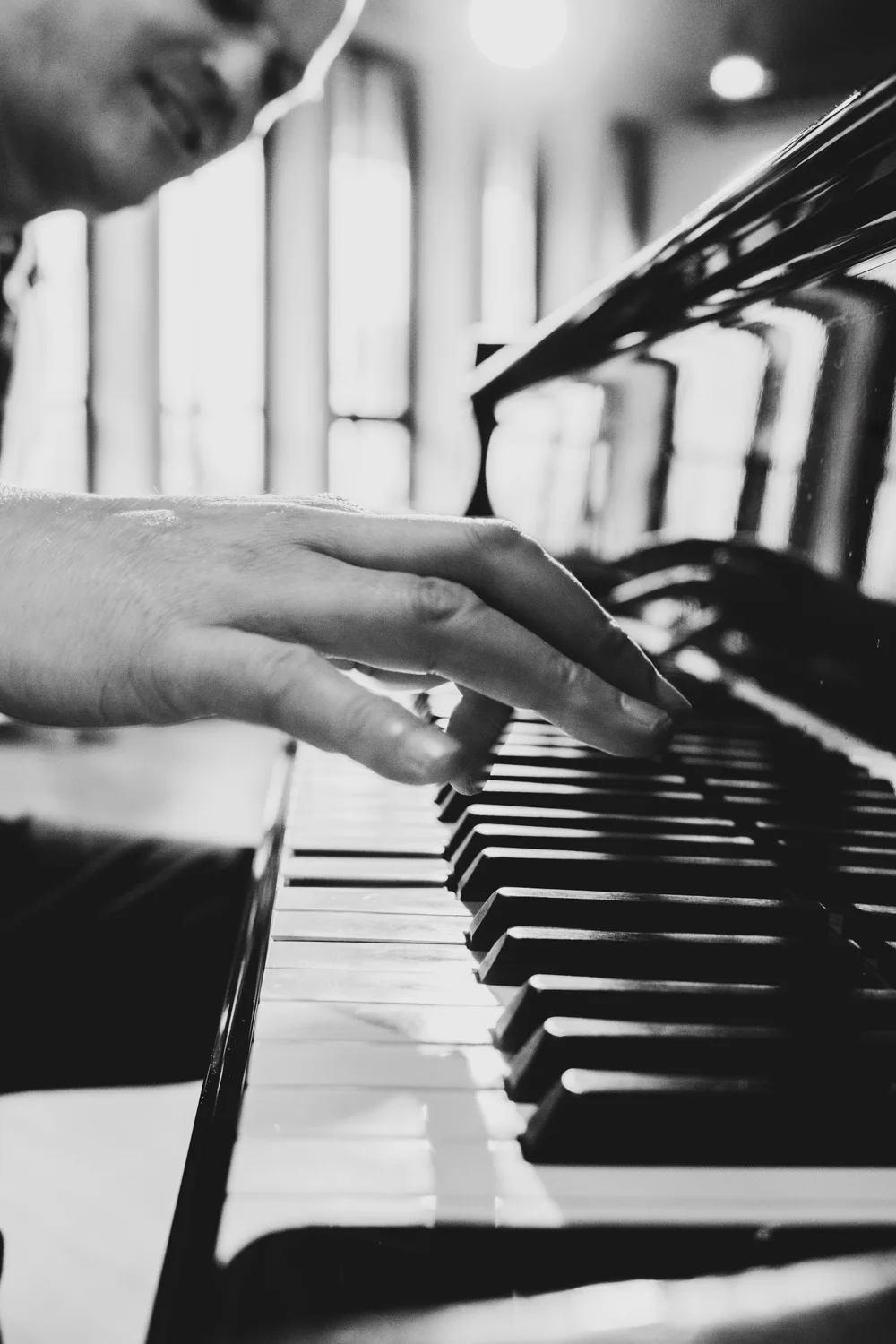 Close-up of a hand on the piano keys, black-and-white — Matthias Heiligensetzer, pianist & entertainer, musician portrait photography by Janina Laszlo, Munich