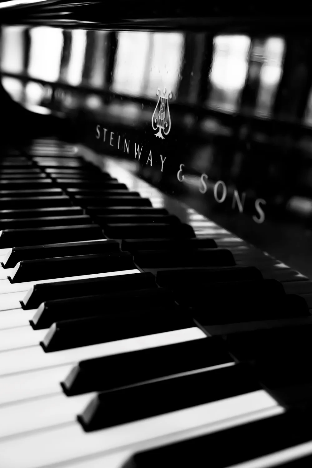 Steinway & Sons lettering above the piano keys, black-and-white — Matthias Heiligensetzer, pianist & entertainer, musician portrait photography by Janina Laszlo, Munich