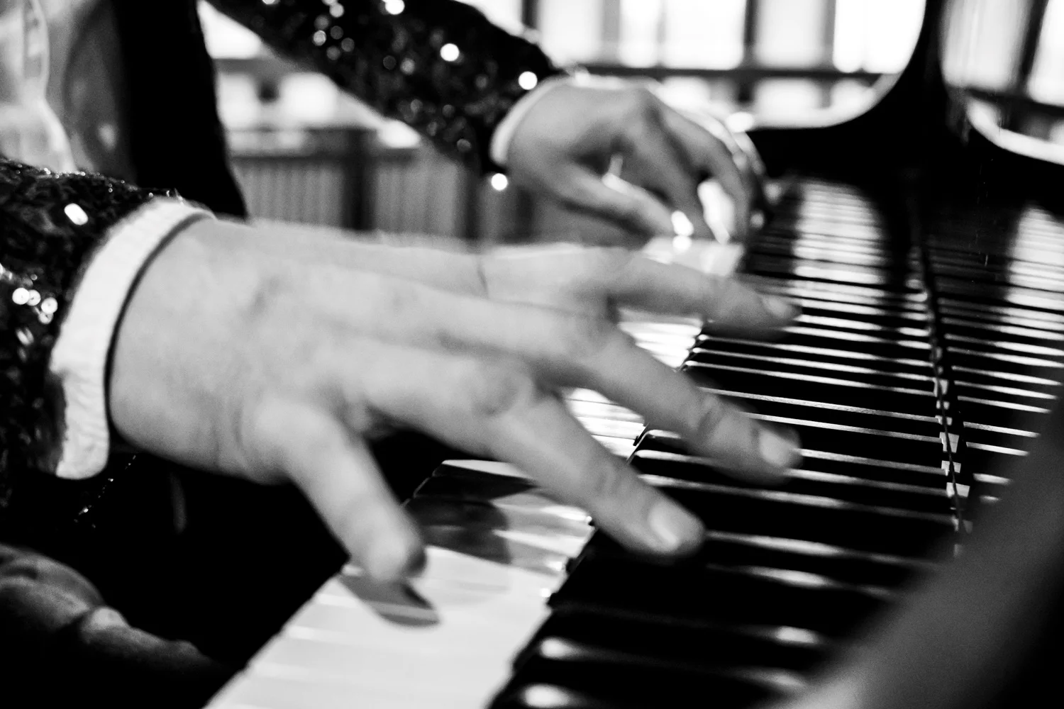 Hands moving fast over the piano keys, sequin cuffs, black-and-white — Matthias Heiligensetzer, pianist & entertainer, musician portrait photography by Janina Laszlo, Munich