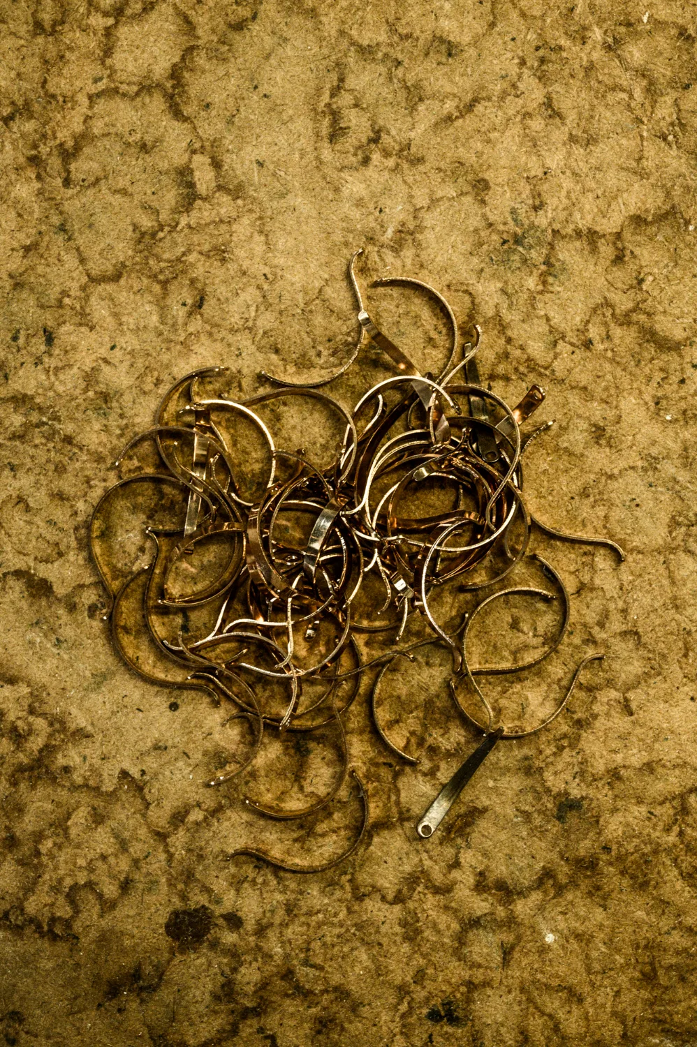 Brass springs on a worn workbench, still life — Max Frei, saxophone workshop in Icking near Munich, corporate portraits and editorial photography by Janina Laszlo