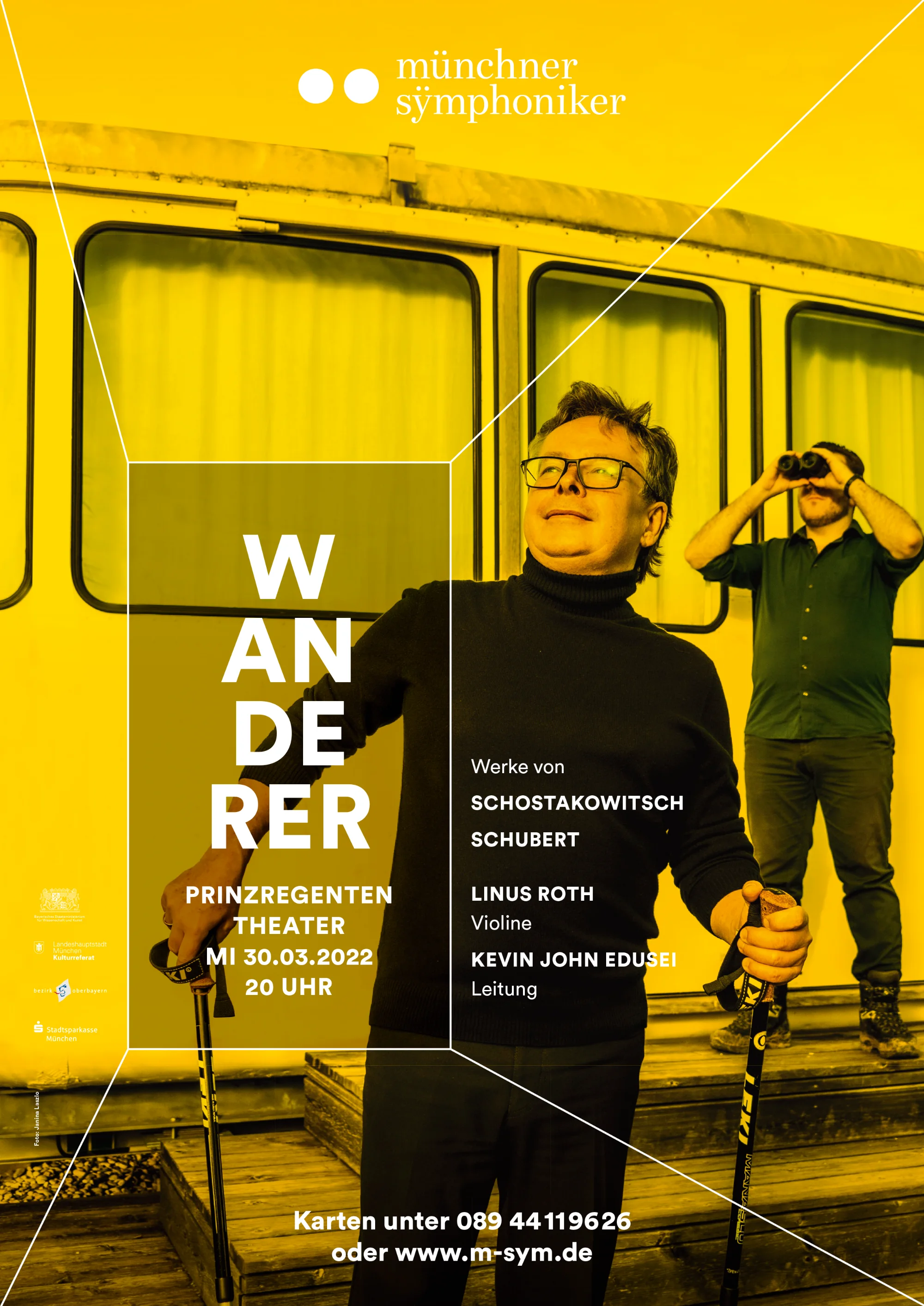 “Wanderer” poster: conductor and musician in front of an old train carriage, Prinzregententheater — Münchner Symphoniker poster campaign, campaign photography by Janina Laszlo, Munich