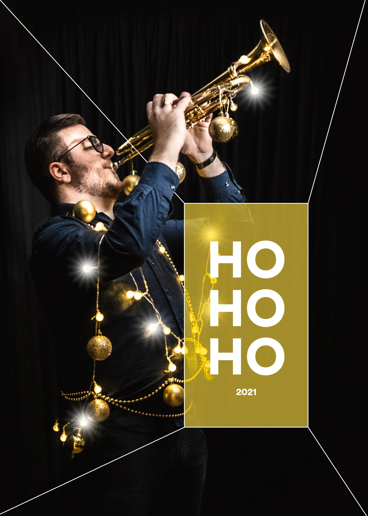 “Ho Ho Ho” Christmas poster: trumpeter wrapped in fairy lights — Münchner Symphoniker poster campaign, campaign photography by Janina Laszlo, Munich
