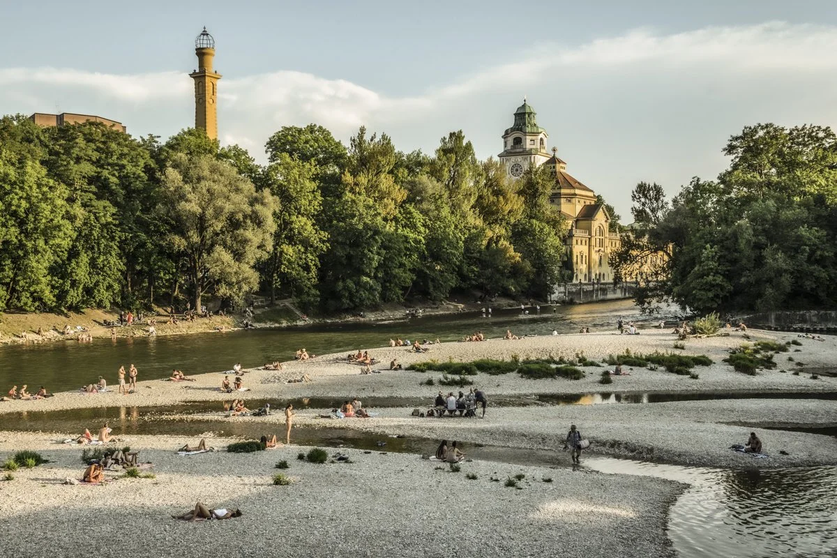 Gravel banks and weir on the Isar river in Munich on a summer evening, for Merian Magazin — reportage by Janina Laszlo, photographer in Munich