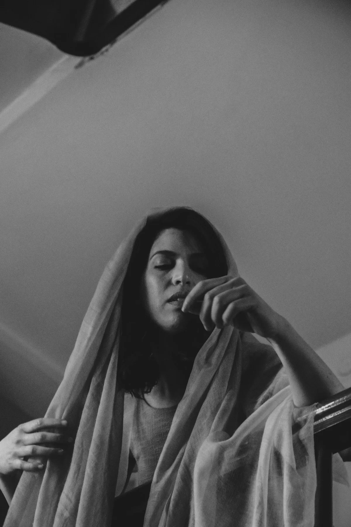 Na’ama Goldman wrapped in a blanket, black-and-white — Na’ama Goldman, mezzo-soprano, opera portrait photography by Janina Laszlo