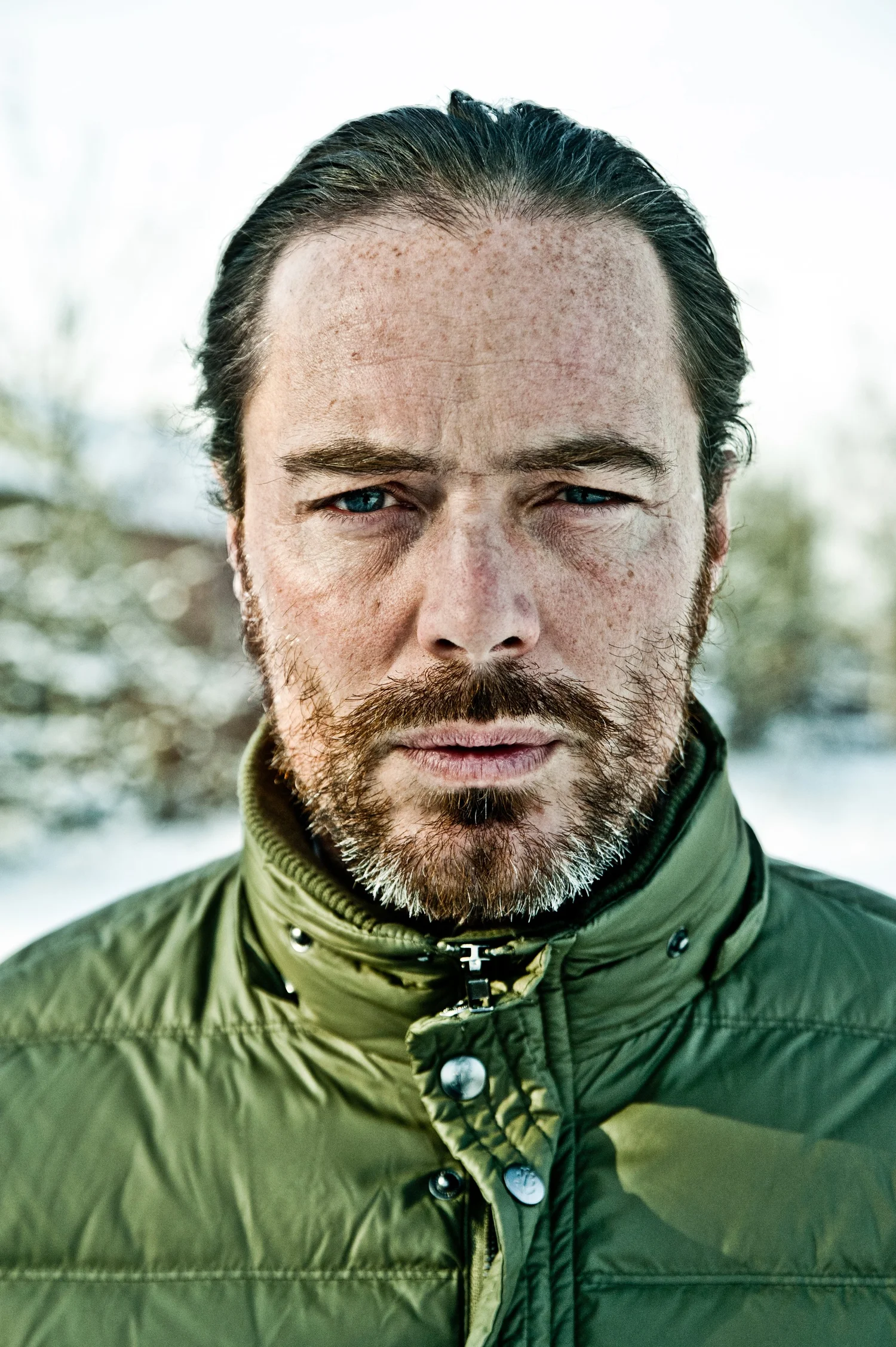 Actor and writer John Friedmann in a green jacket, close-up headshot — portrait by Janina Laszlo, portrait photographer in Munich