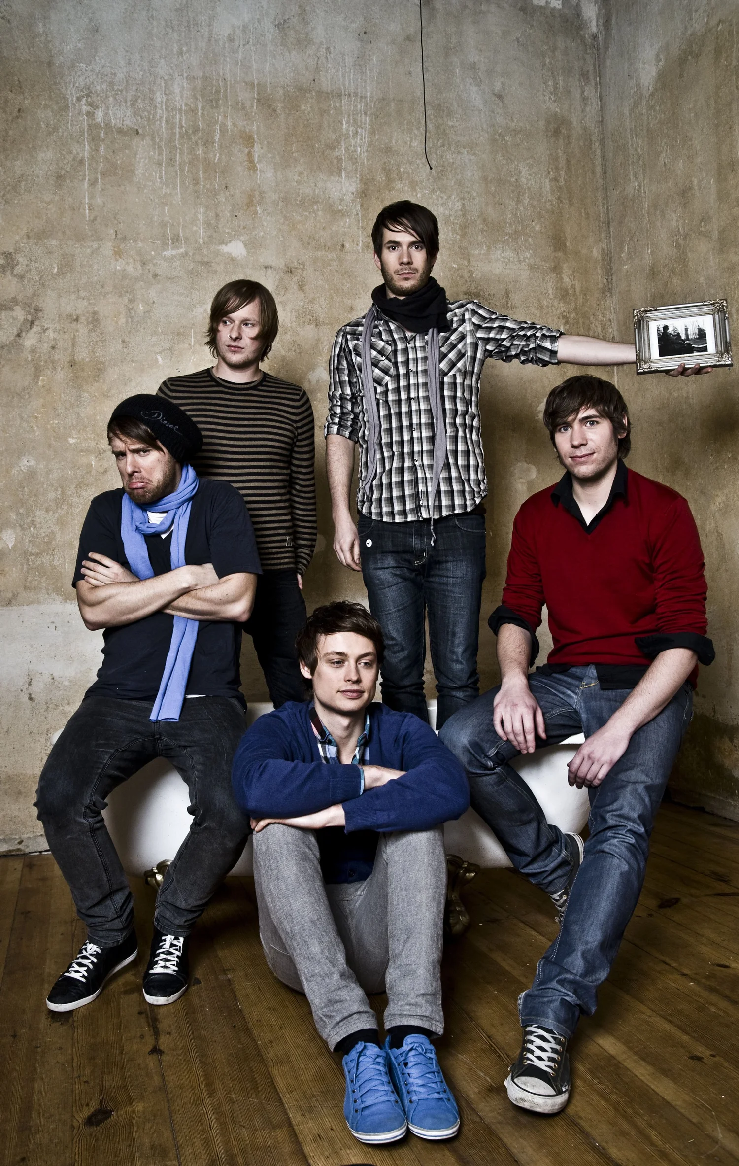German rock band Revolverheld, group portrait on a wooden floor — portrait by Janina Laszlo, portrait photographer in Munich