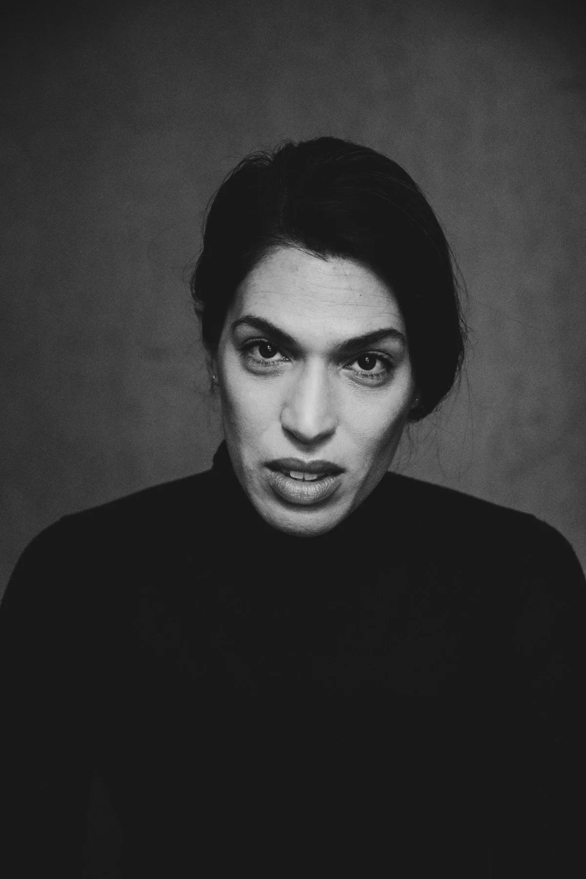 Black-and-white close-up of mezzo-soprano Na'ama Goldman, direct gaze — portrait by Janina Laszlo, portrait photographer in Munich
