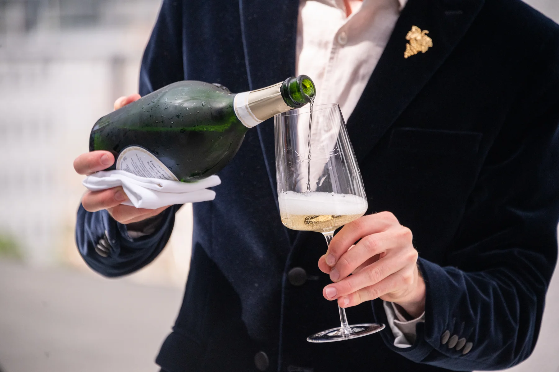 Sommelier pouring wine at the table — Salon Rouge, Michelin pop-up restaurant by Tohru Nakamura, Munich, for Der Feinschmecker — food and portrait photography by Janina Laszlo