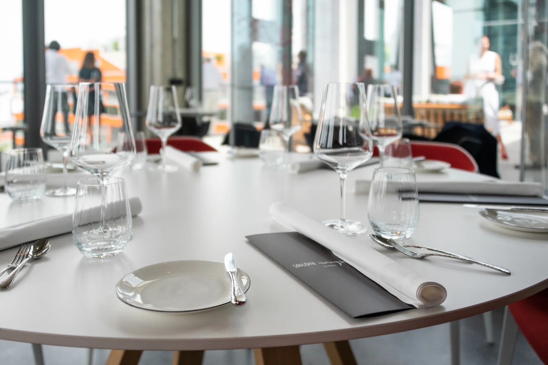 Long table set for guests with city view — Salon Rouge, Michelin pop-up restaurant by Tohru Nakamura, Munich, for Der Feinschmecker — food and portrait photography by Janina Laszlo