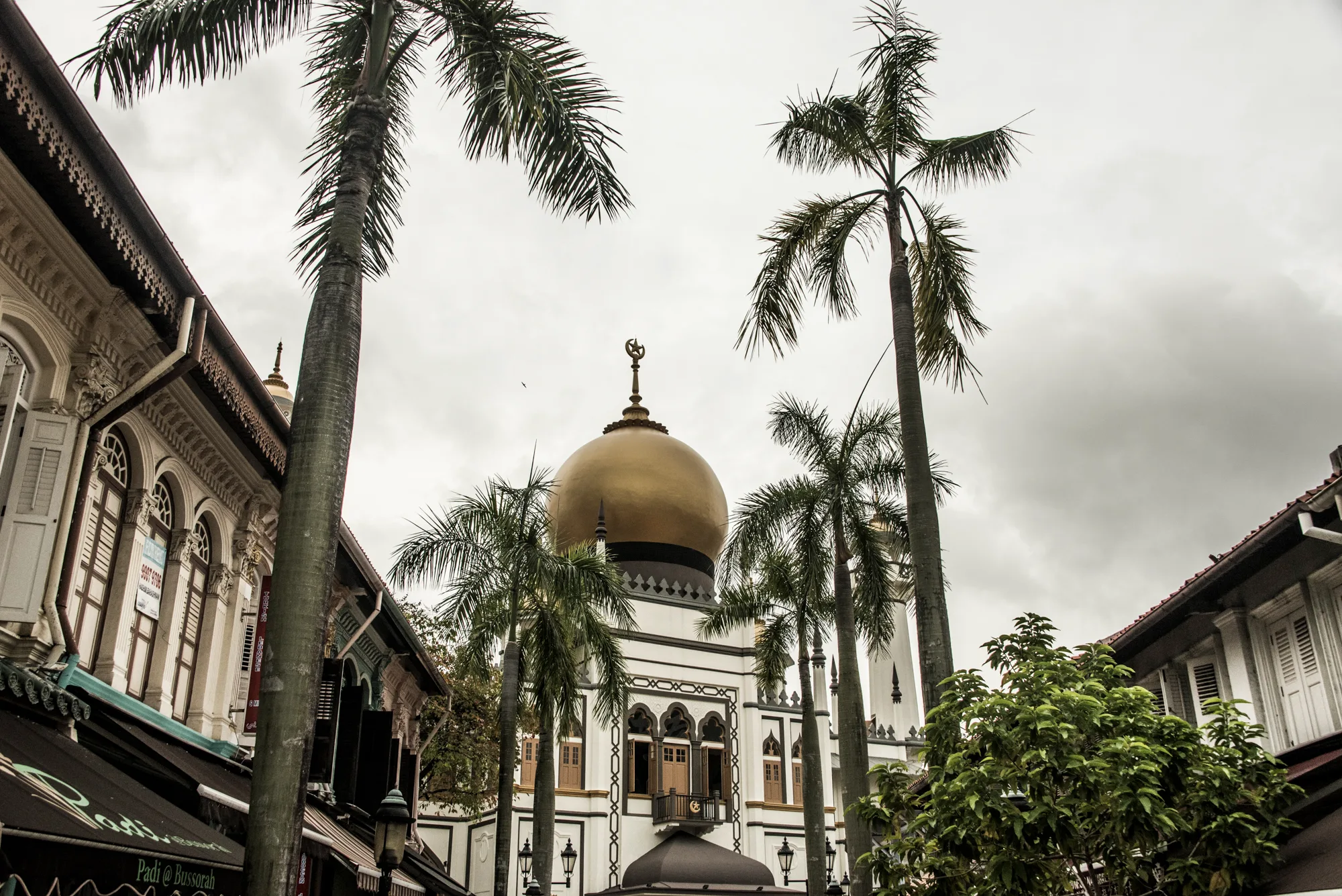 Sultan Mosque with its golden dome seen from Bussorah Street, Kampong Glam — Singapore, architecture and travel photography by Janina Laszlo
