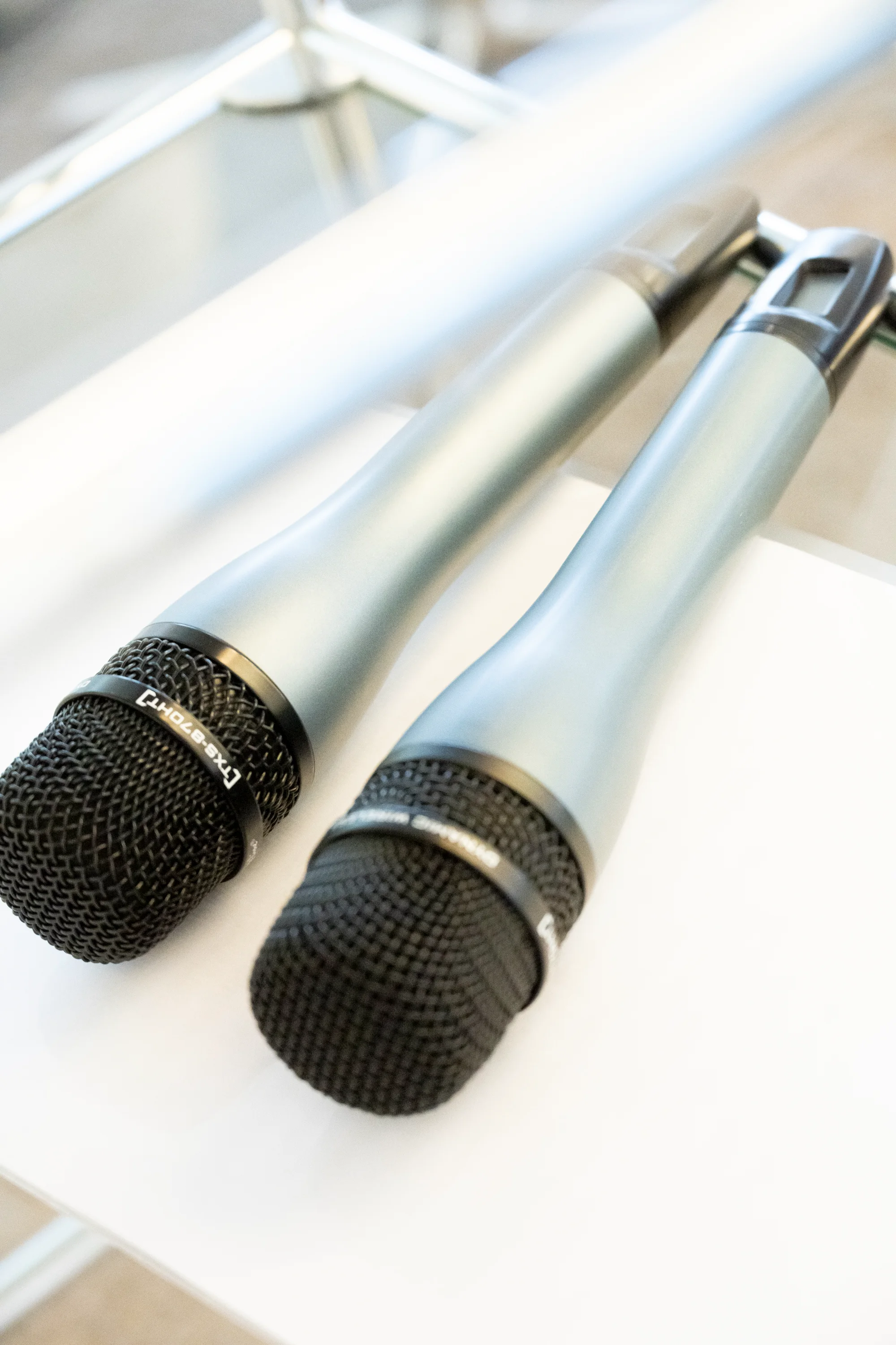 Microphones on a white table — Taylor Wessing with Gregor Gysi, corporate event photography by Janina Laszlo, Munich