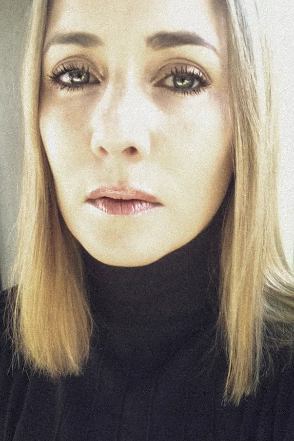Close-up portrait of Jessica Maltauro in a black turtleneck, Los Angeles — Deutsche Telekom FaceTime Session, commercial and lifestyle photography by Janina Laszlo