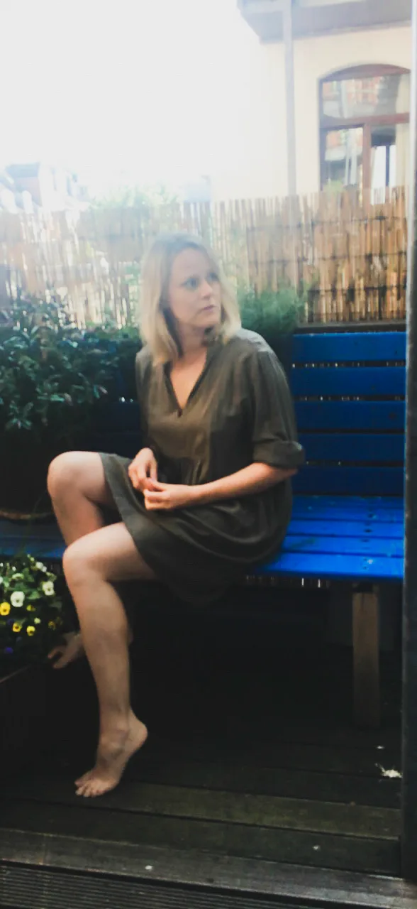Maike barefoot on a blue garden bench, Cologne — Deutsche Telekom FaceTime Session, commercial and lifestyle photography by Janina Laszlo