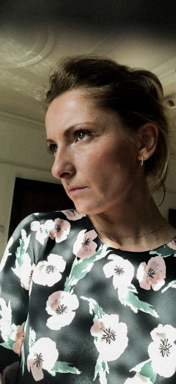 Teona in a floral dress, dramatic side light, Erlangen — Deutsche Telekom FaceTime Session, commercial and lifestyle photography by Janina Laszlo
